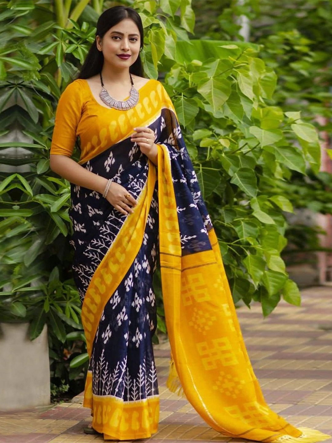 

Mitera Linen Blend Saree, Navy blue