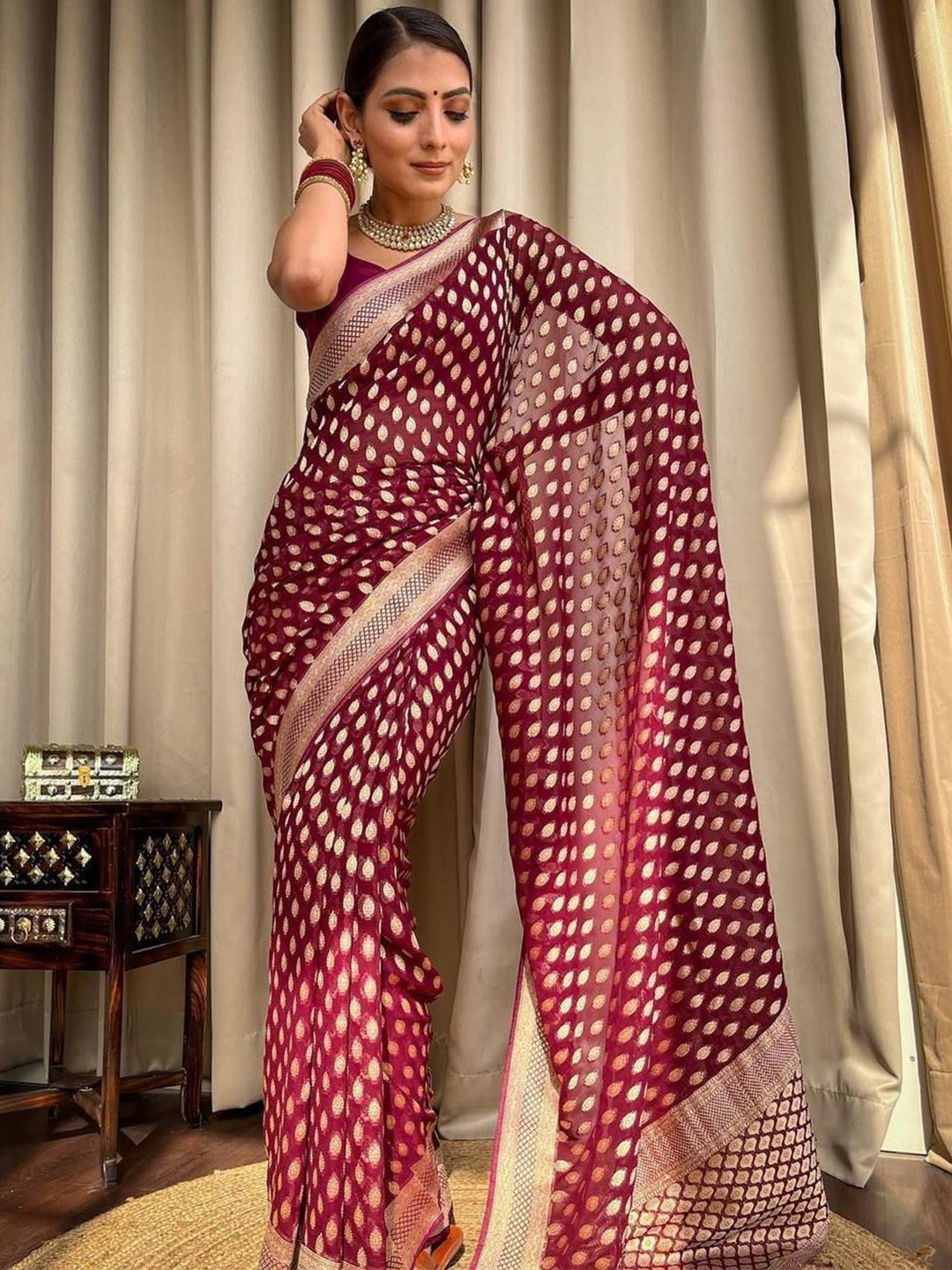 

JATRIQQ Woven Design Zari Banarasi Saree, Maroon