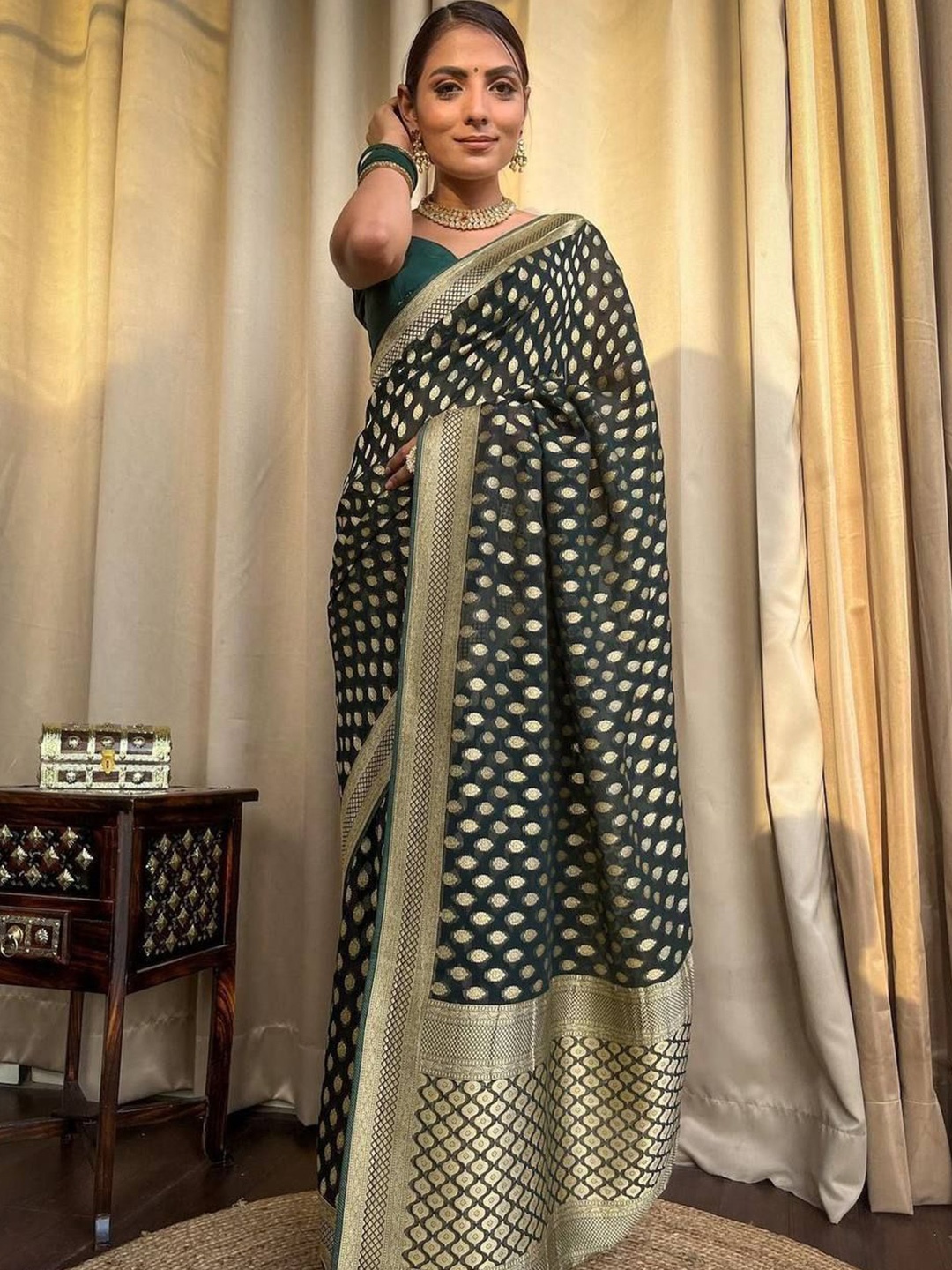 

JATRIQQ Woven Design Zari Banarasi Saree, Green