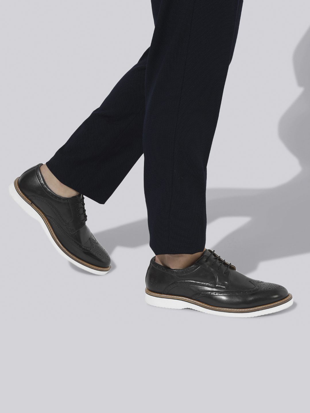 

NEEMANS Men Perforations Round Toe Lightweight Brogues, Black