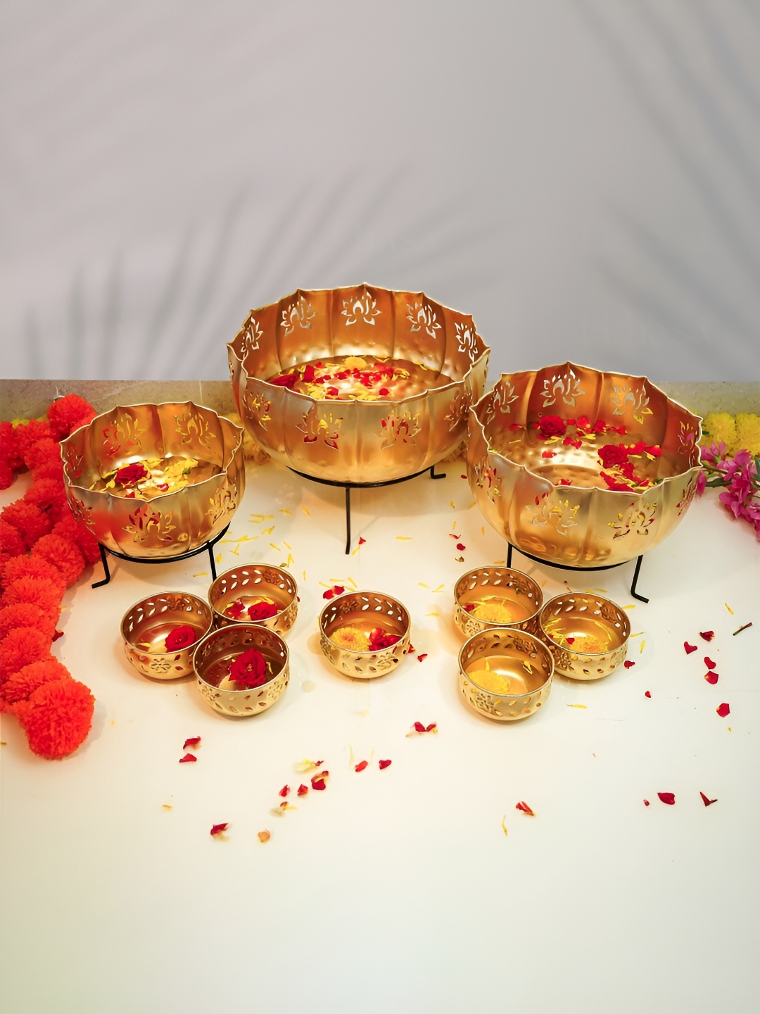 

Ekhasa Gold Toned 10 Pieces Metal Urli Decorative Bowls