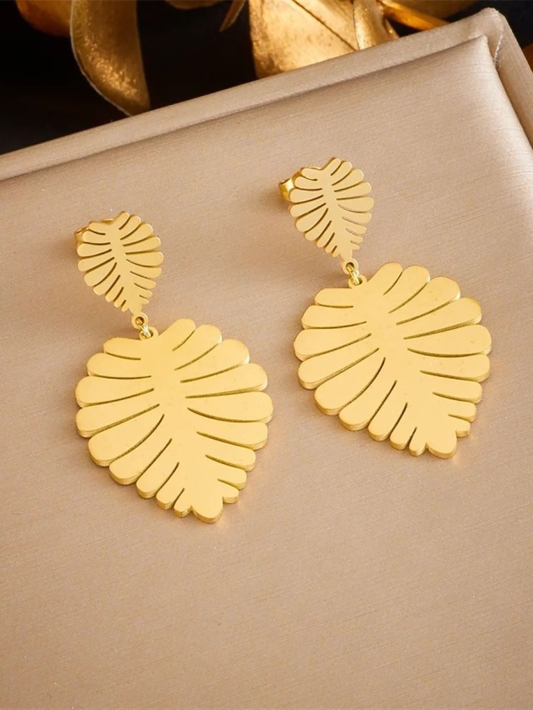 

EL REGALO Leaf Shaped Drop Earrings, Gold