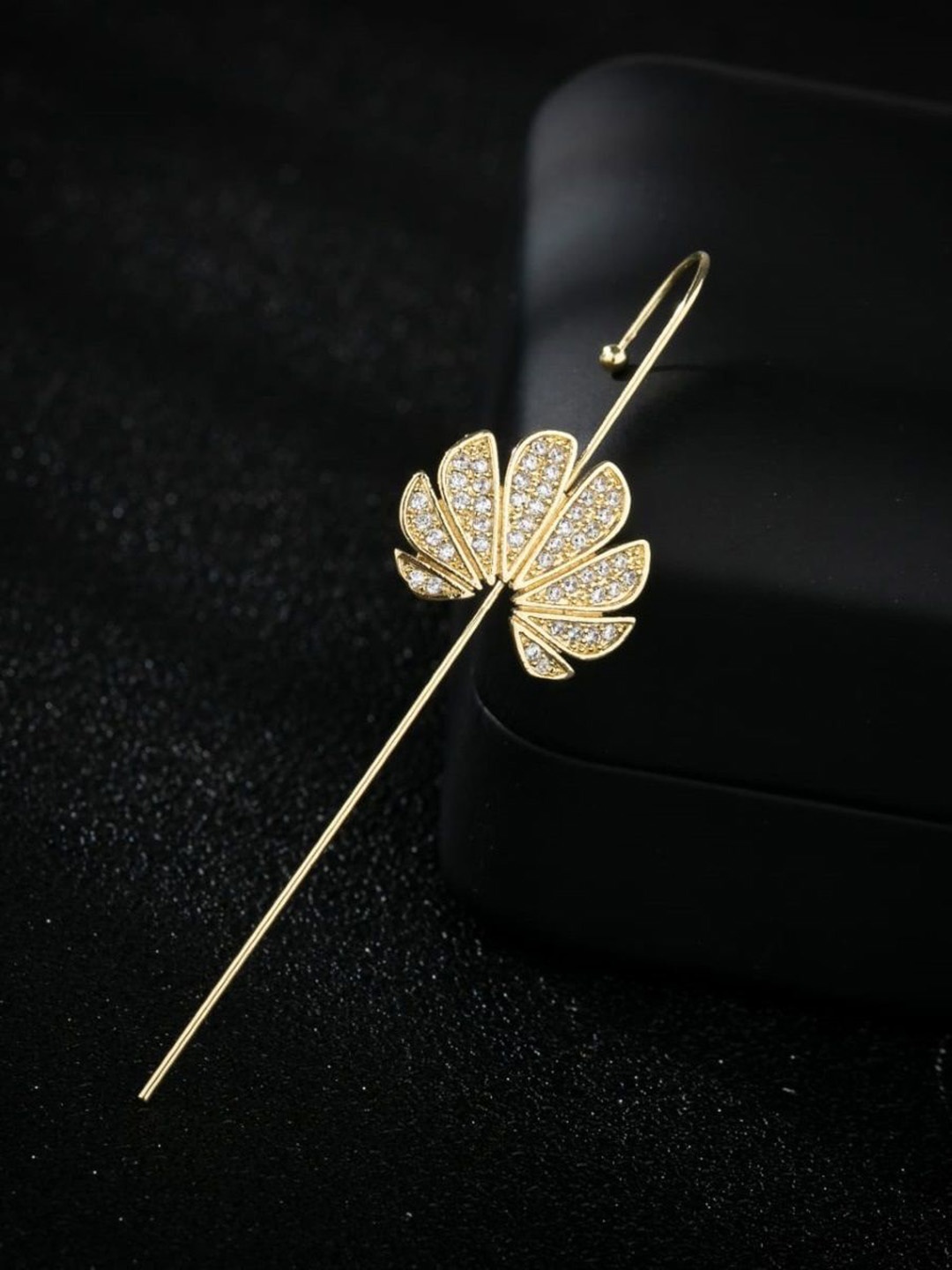 

EL REGALO Contemporary Ear Cuff, Gold