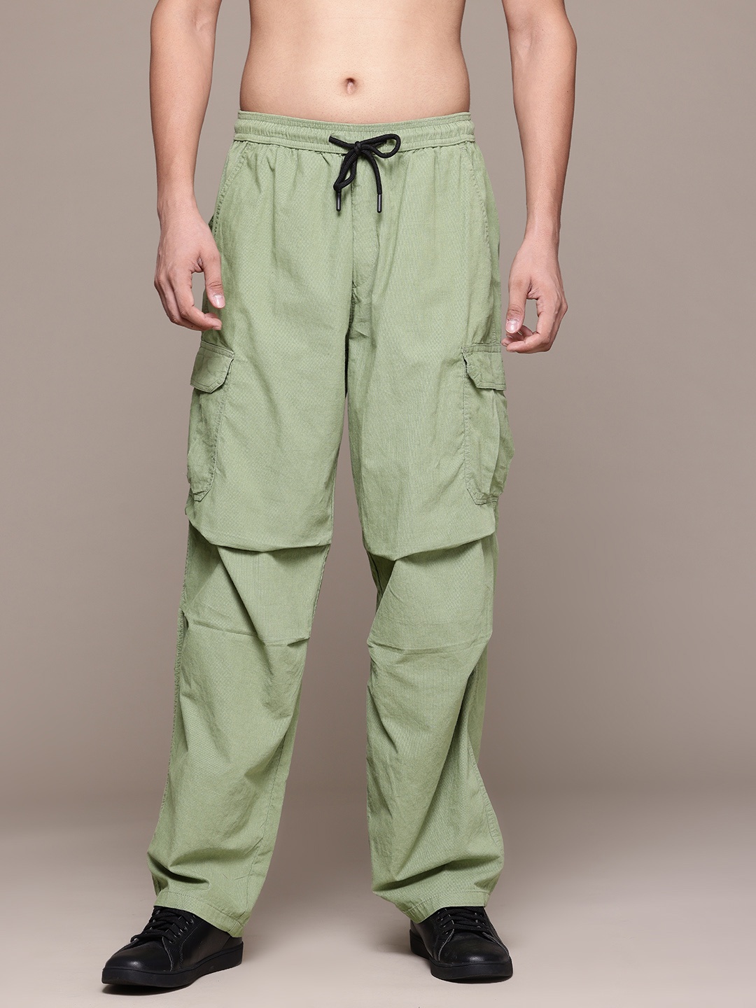 

The Roadster Lifestyle Co. Men Loose Fit Cotton Cargos, Green