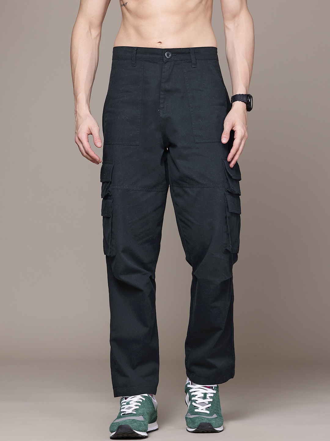 

The Roadster Lifestyle Co. Men Relaxed Fit Pure Cotton Cargos Trousers, Black