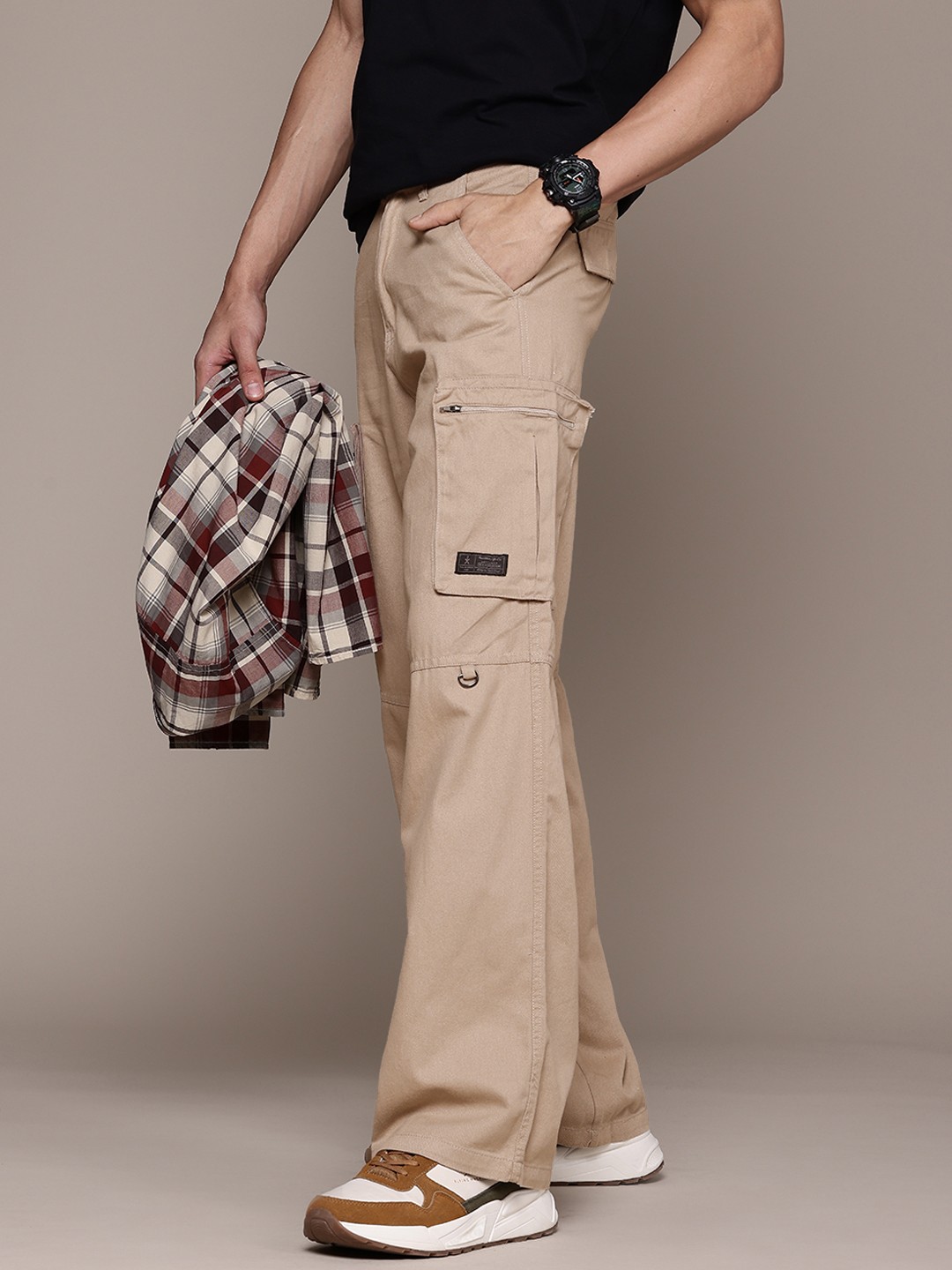 

The Roadster Lifestyle Co. Men Loose Fit Cargo-Style Pure Cotton Trousers, Nude