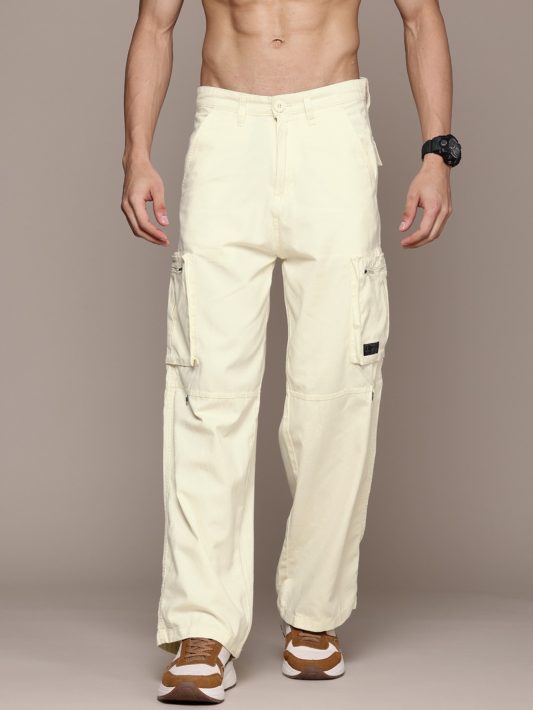 

The Roadster Lifestyle Co. Men Loose Fit Cargo-Style Pure Cotton Trousers, Beige