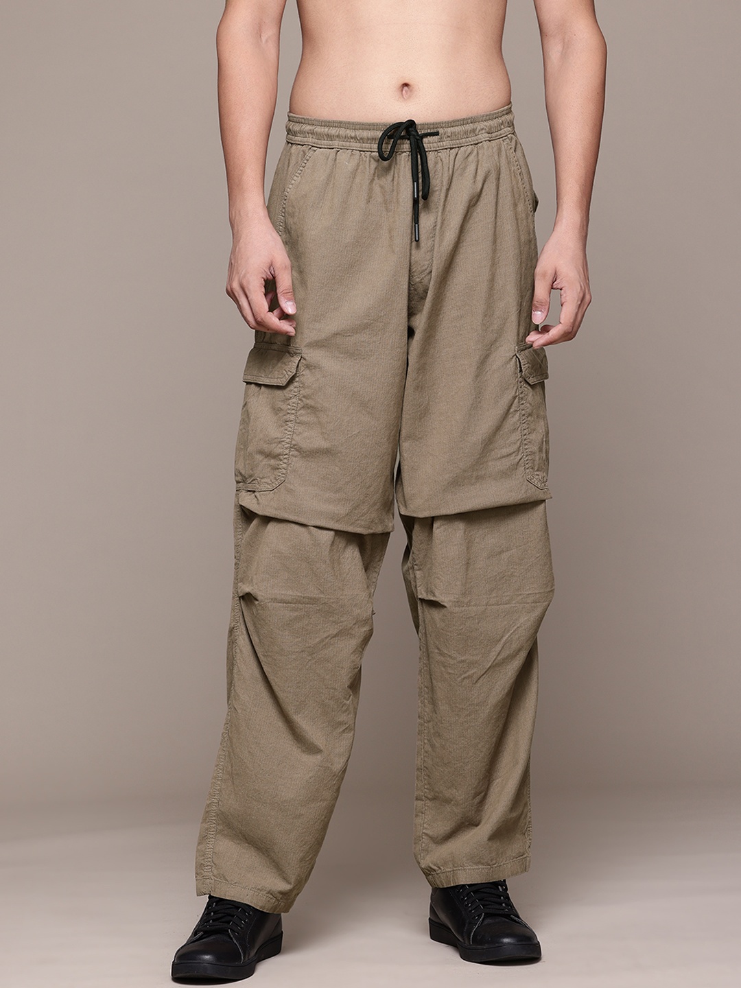 

The Roadster Lifestyle Co. Men Loose Fit Cotton Cargos, Taupe
