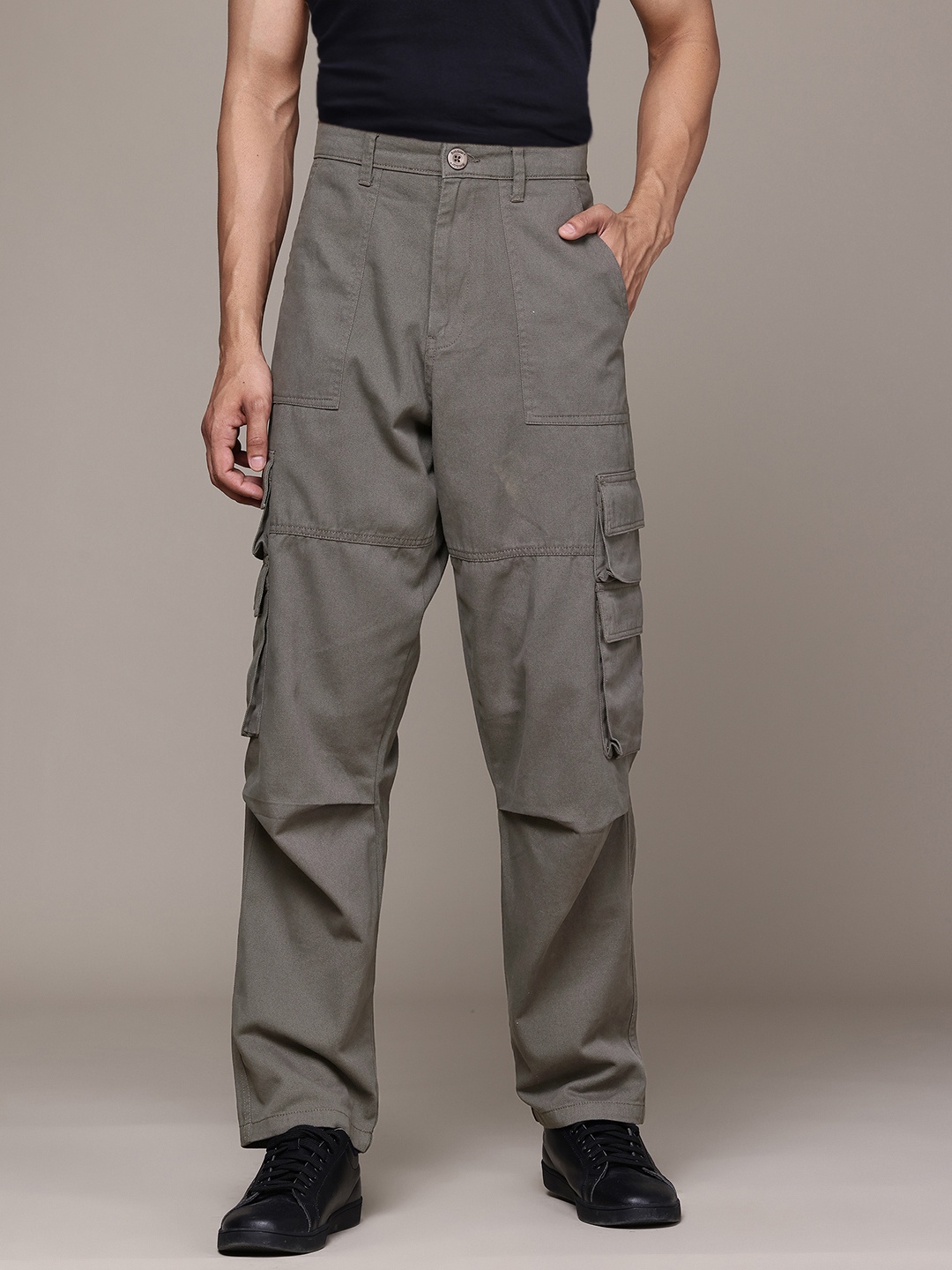 

The Roadster Lifestyle Co. Men Relaxed Fit Pure Cotton Cargos Trousers, Grey
