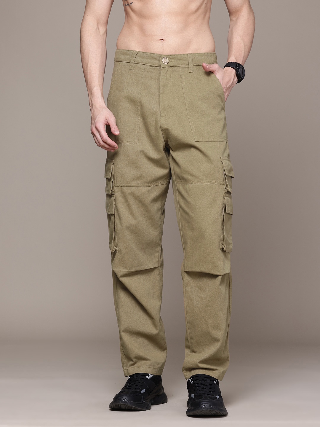 

The Roadster Lifestyle Co. Men Relaxed Fit Pure Cotton Cargos Trousers, Khaki