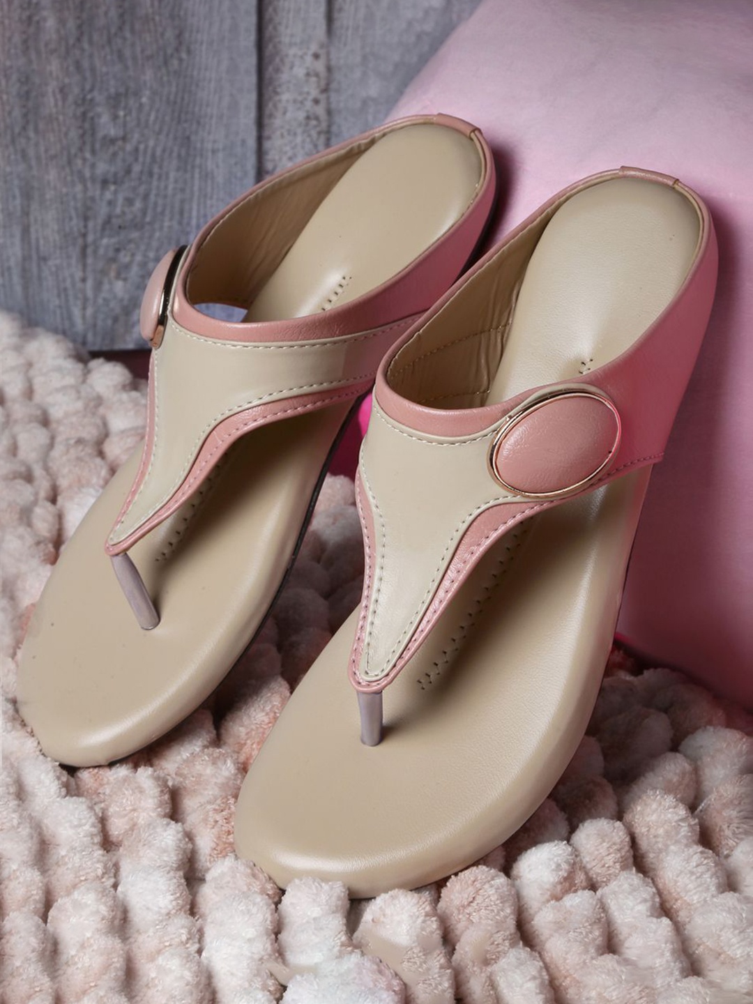 

AROOM Women Colourblocked One Toe Flats, Cream