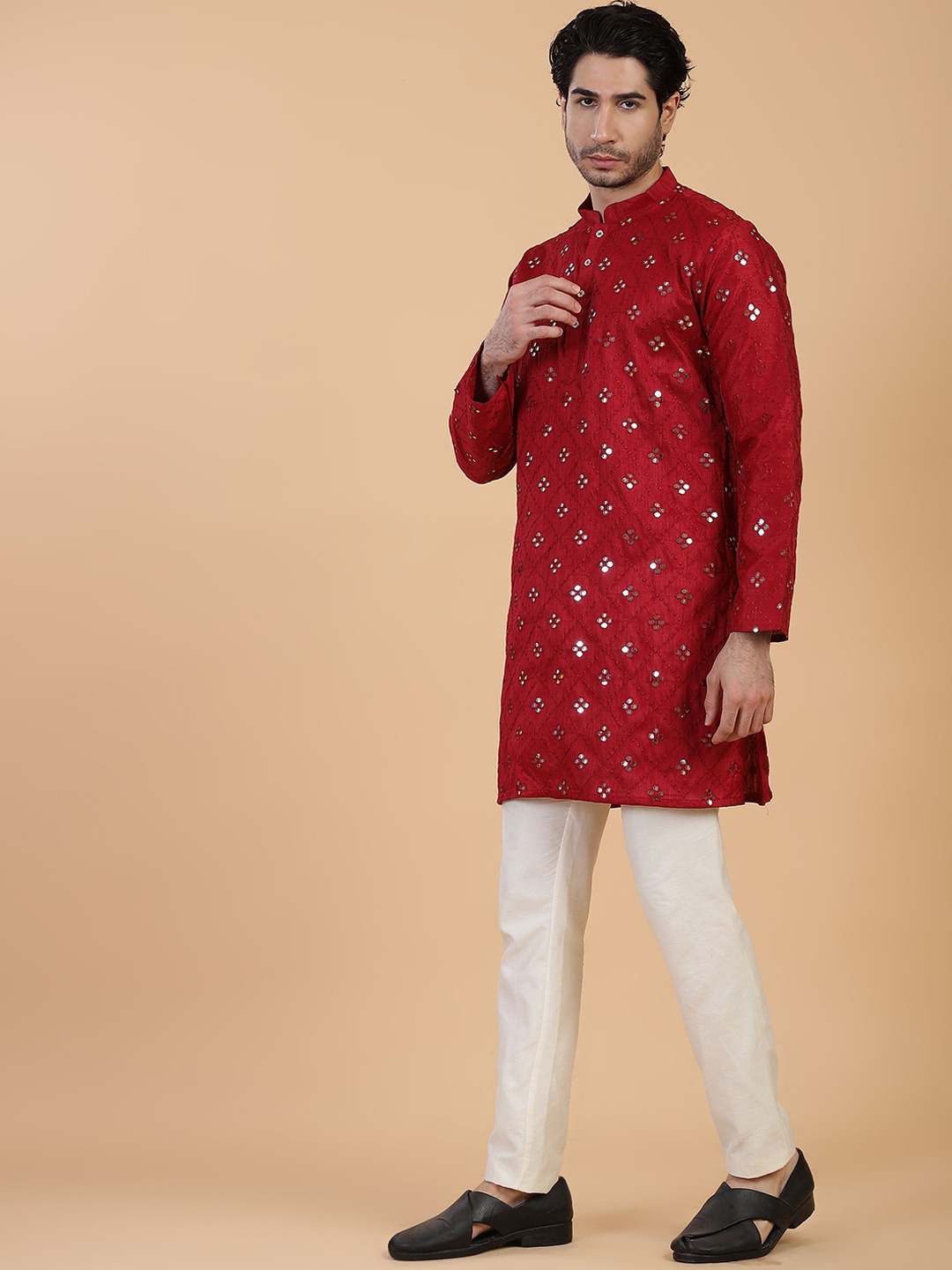 

Shiv Leela Men Quirky Thread Work Jacquard Kurta, Maroon