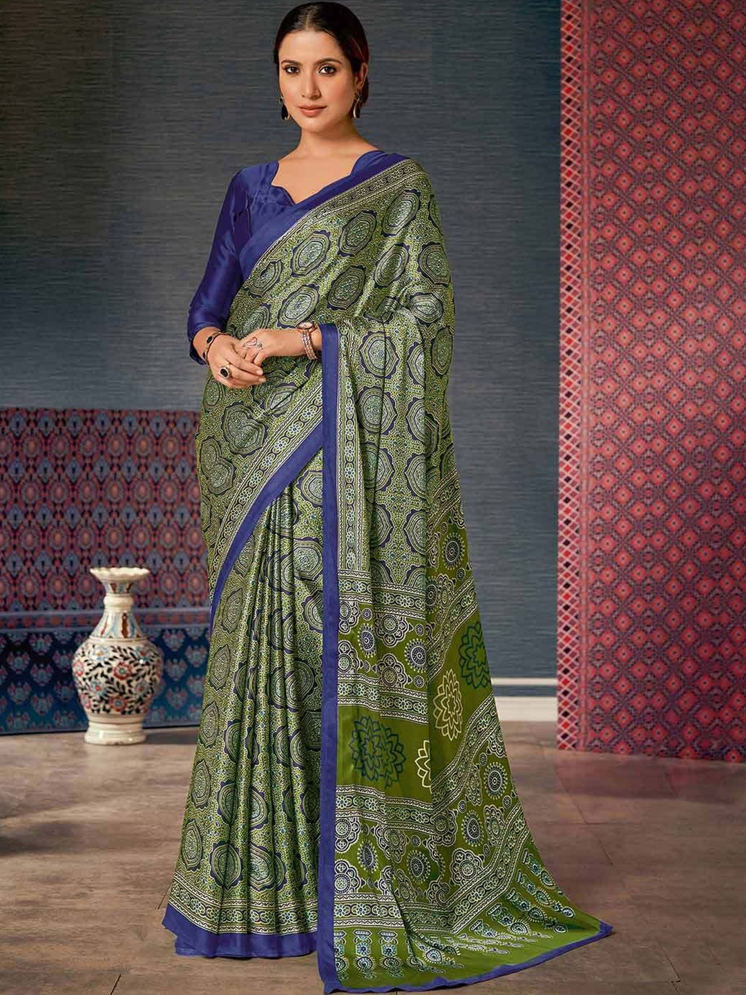 

AWRIYA Ethnic Motifs Satin Saree, Green
