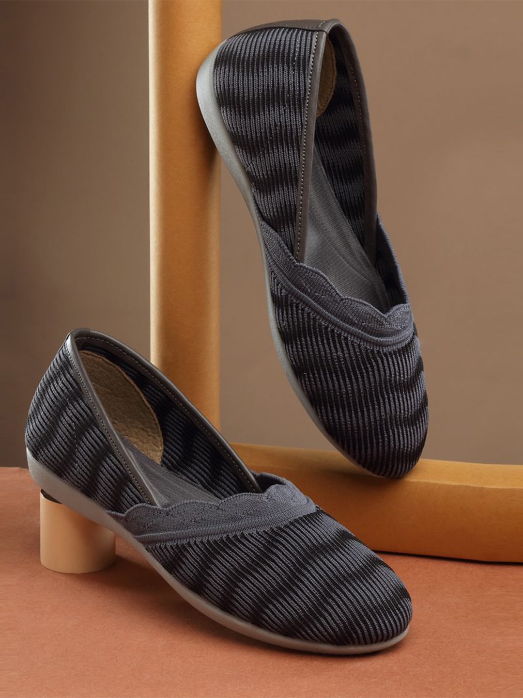 

AROOM Women Textured Ballerinas, Grey