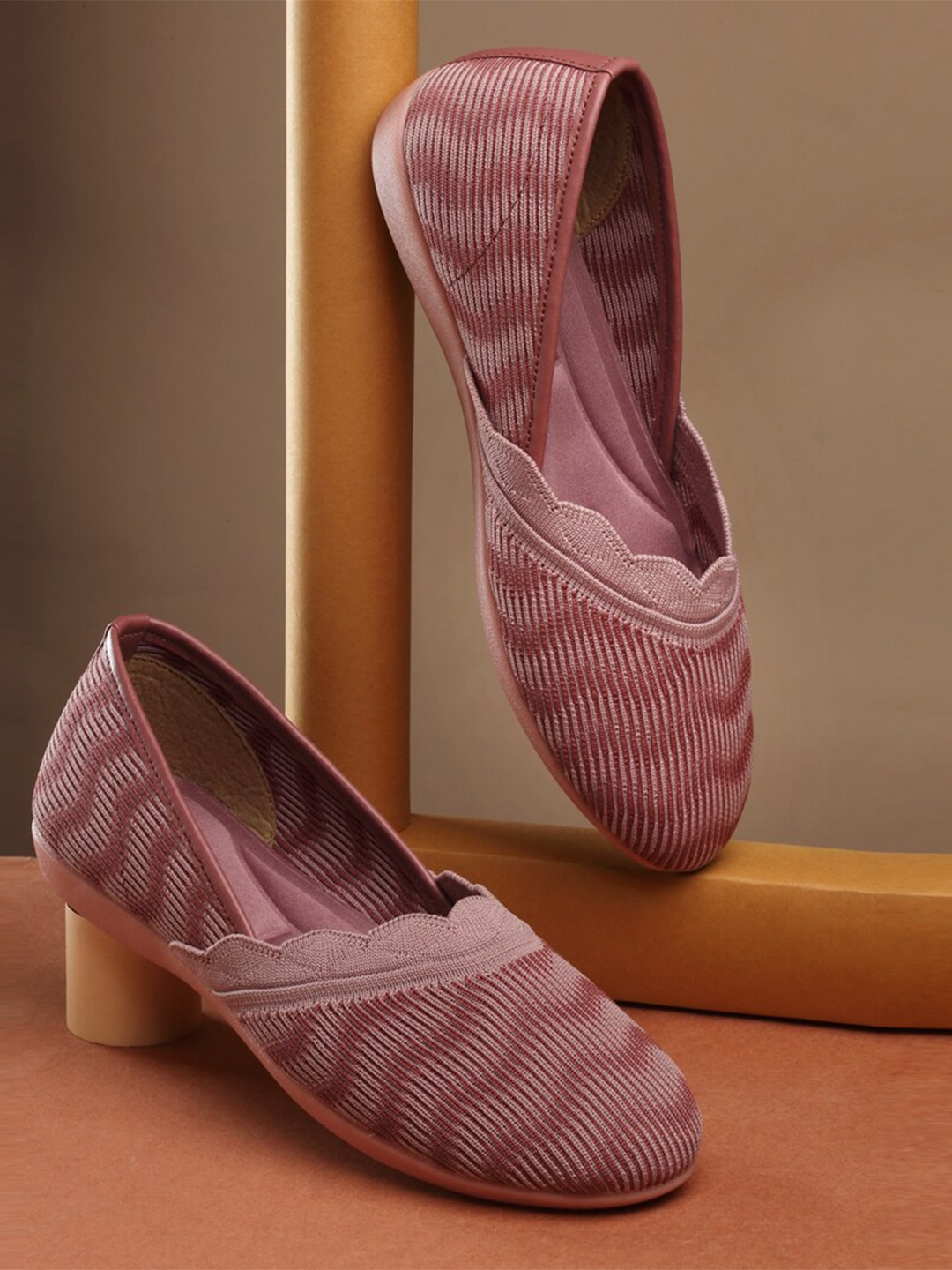 

AROOM Women Woven Design Mojaris, Pink
