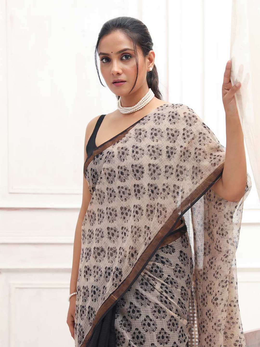

Indethnic Floral Zari Silk Cotton Bagru Saree, Grey