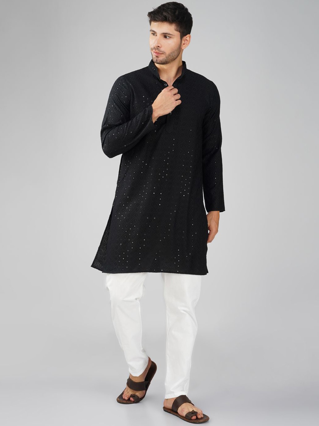 

Vastraa Fusion Men Embroidered Thread Work Kurta, Black