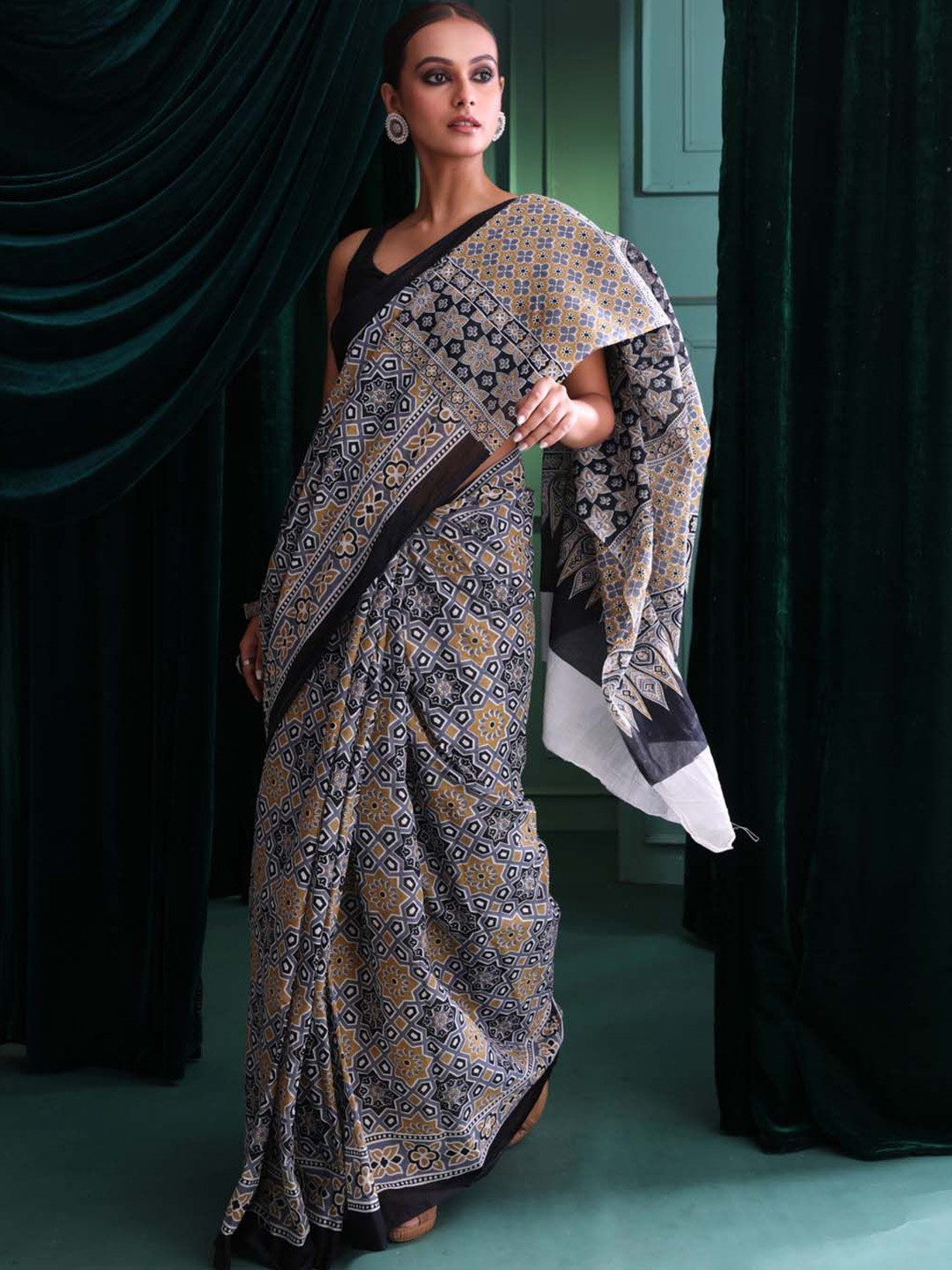 

Saranee Ethnic Motifs Pure Cotton Block Print Saree, Grey