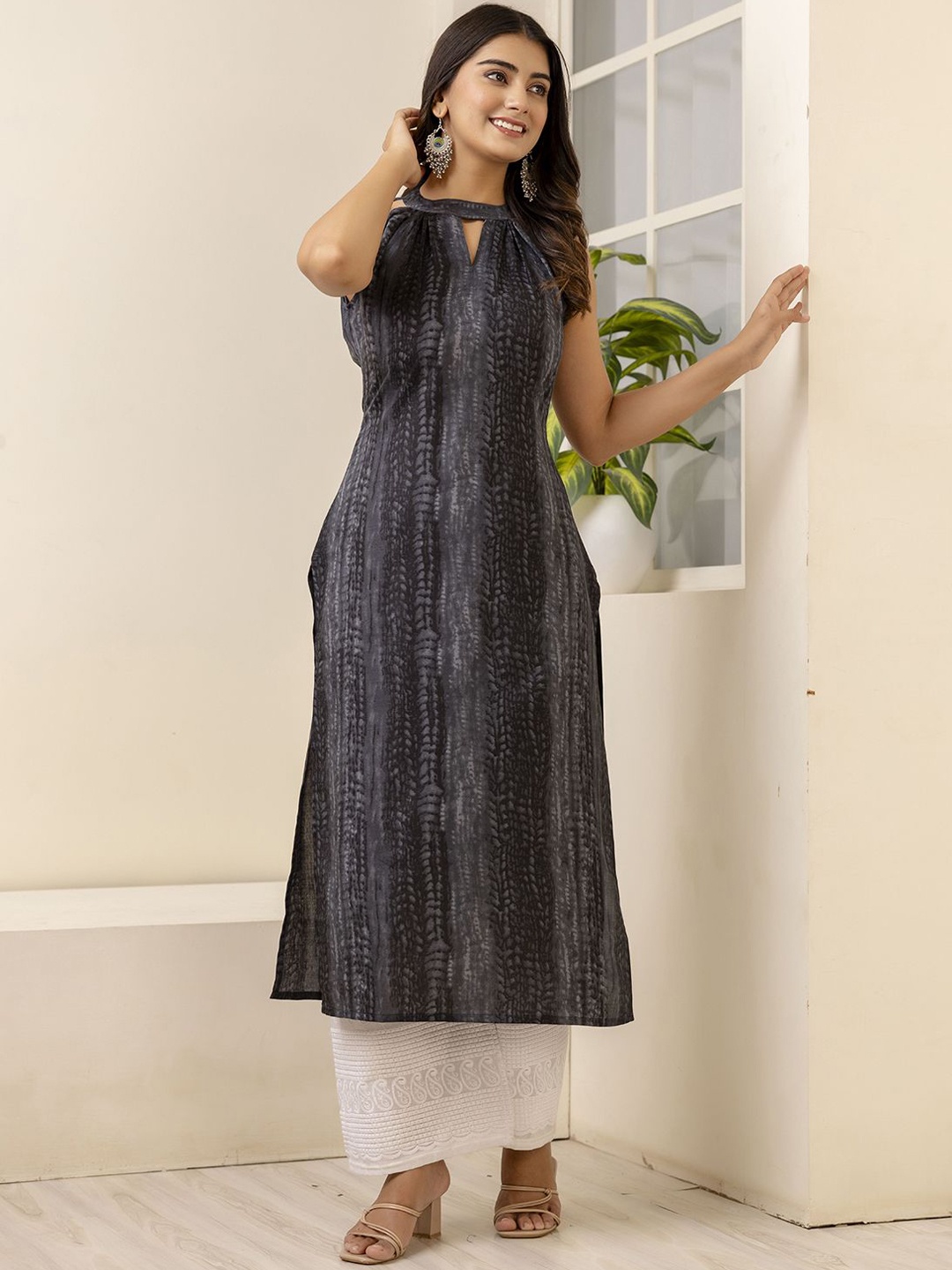 

Nayo Women Keyhole Neck Cold-Shoulder Sleeves Mirror Work Kurta, Grey