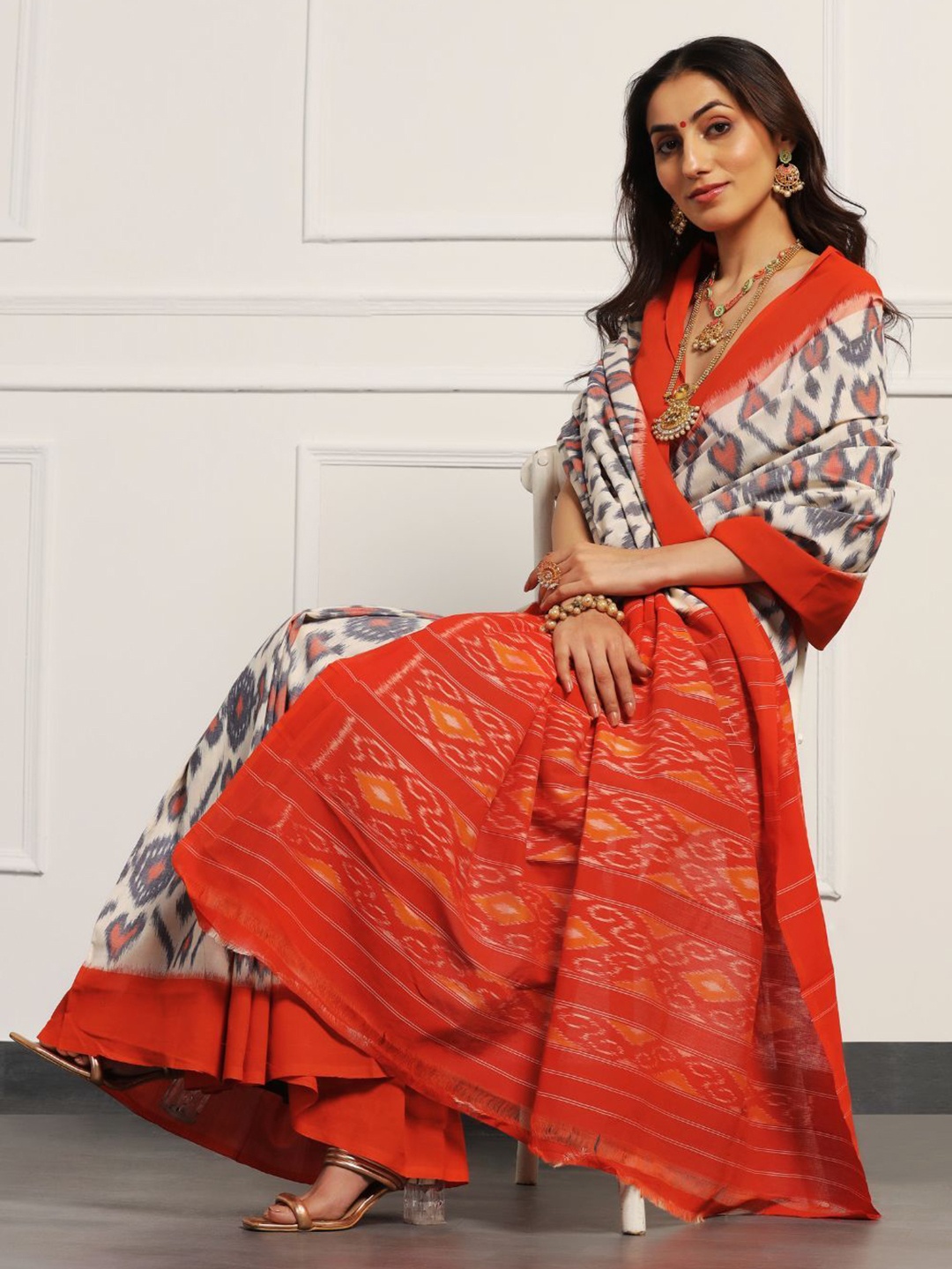 

ADITRI Handloom Pure Cotton Handloom Ikat Saree, White