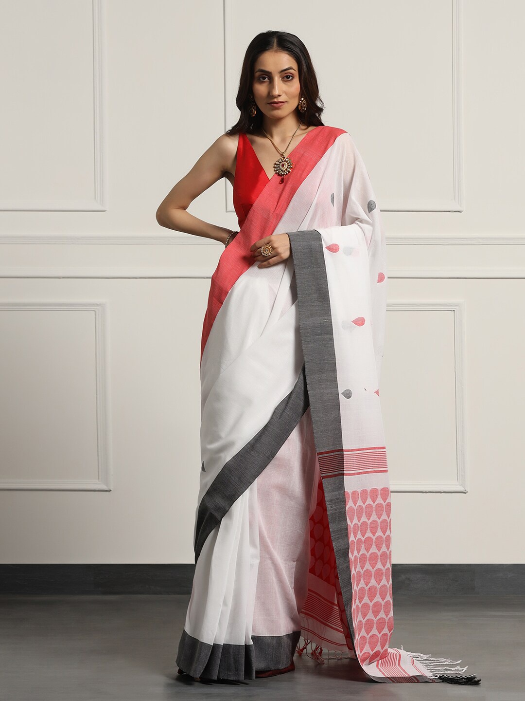 

ADITRI Handloom Ethnic Motifs Pure Cotton Khadi Saree, White