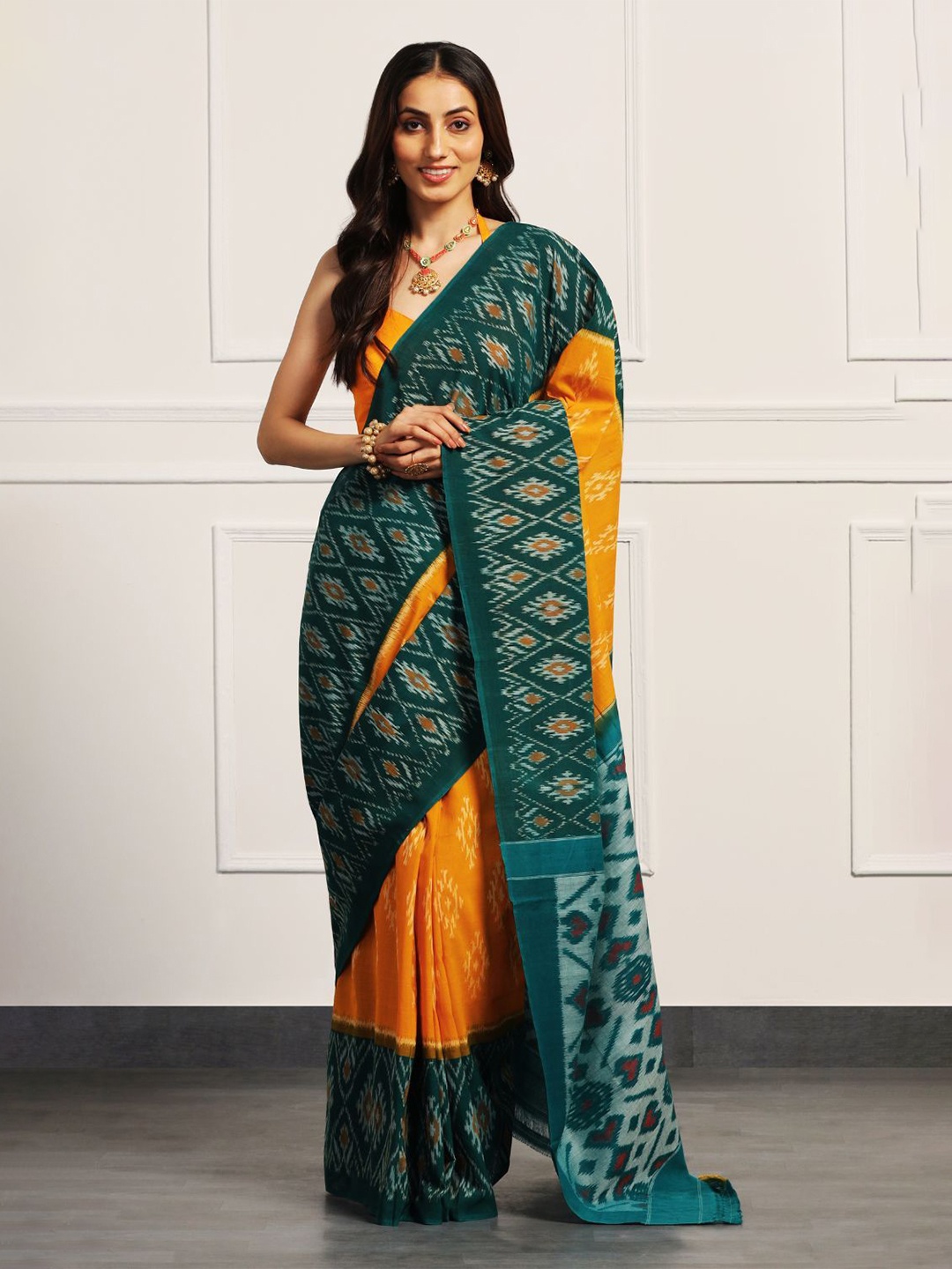 

ADITRI Handloom Pure Cotton Handloom Ikat Saree, Green