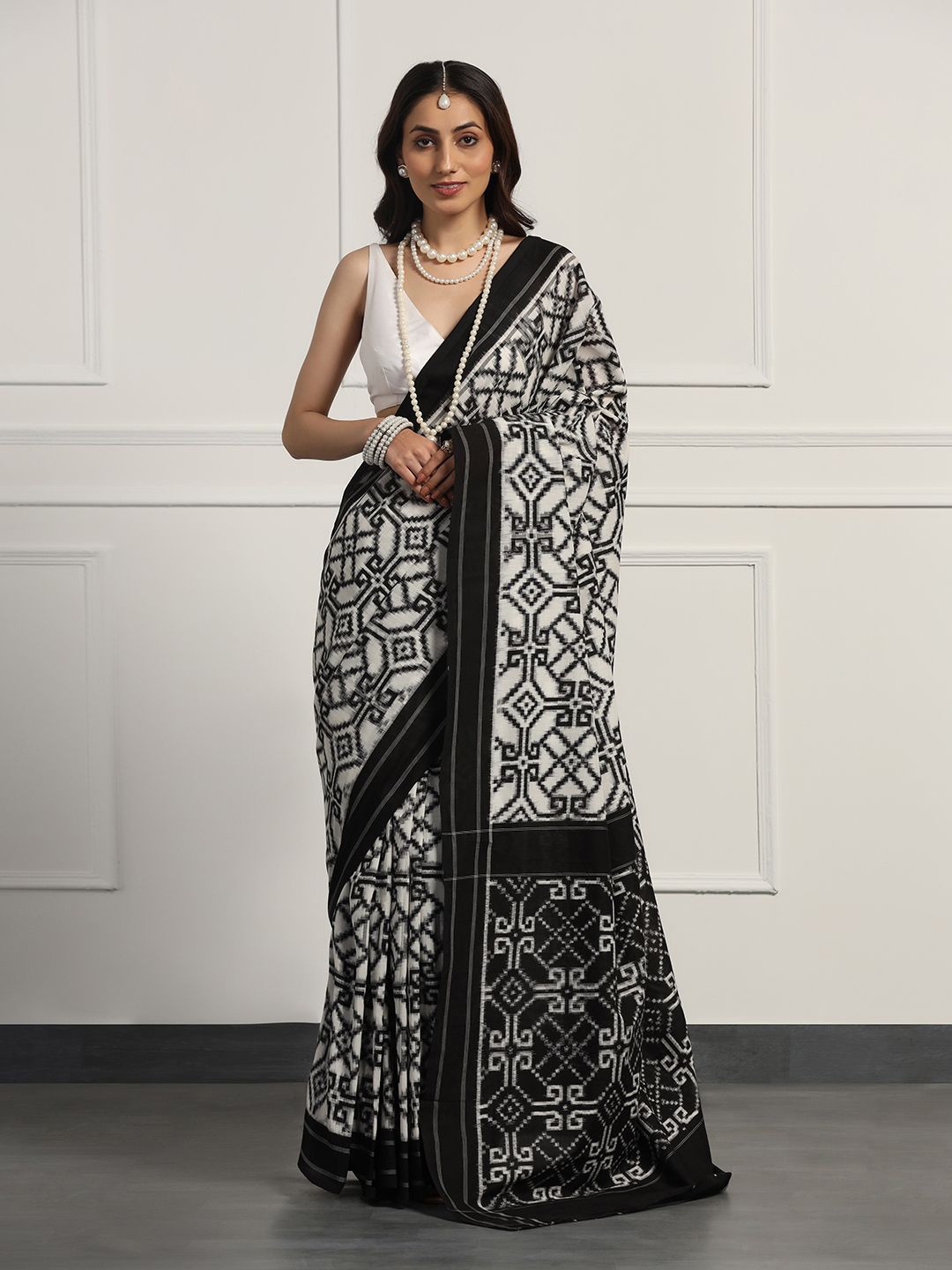 

ADITRI Handloom Woven Design Pure Cotton Ikat Saree, Black
