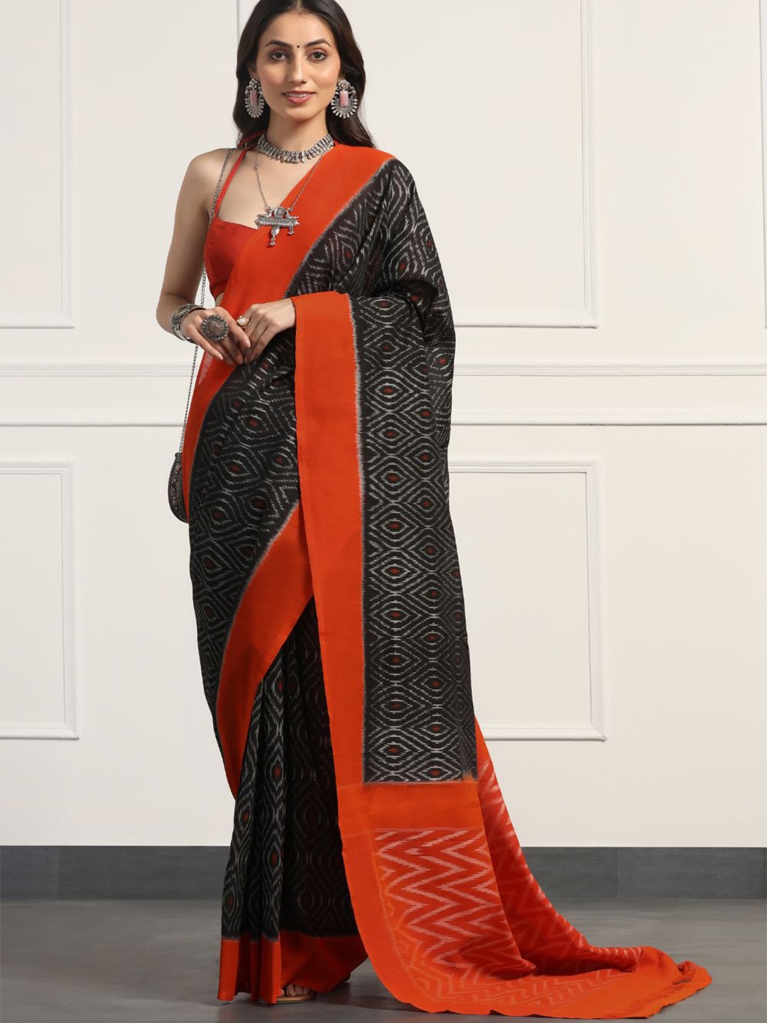 

ADITRI Handloom Ethnic Motifs Pure Cotton Ikat Saree, Black