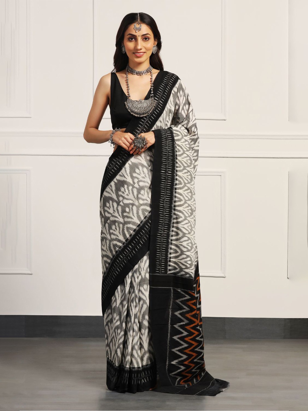 

ADITRI Handloom Pure Cotton Handloom Ikat Saree, Grey