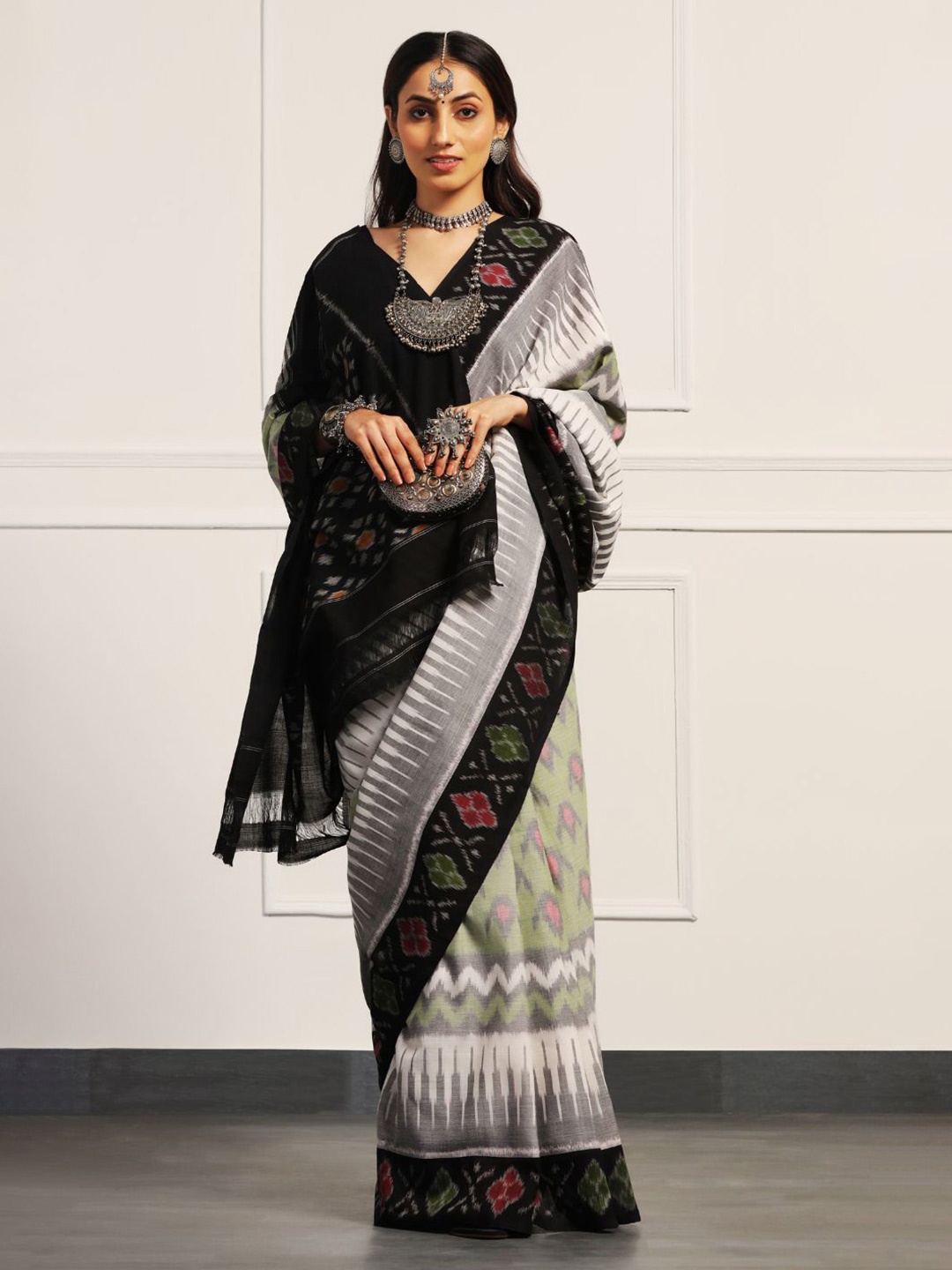 

ADITRI Handloom Ethnic Motifs Pure Cotton Handloom Ikat Saree, Black