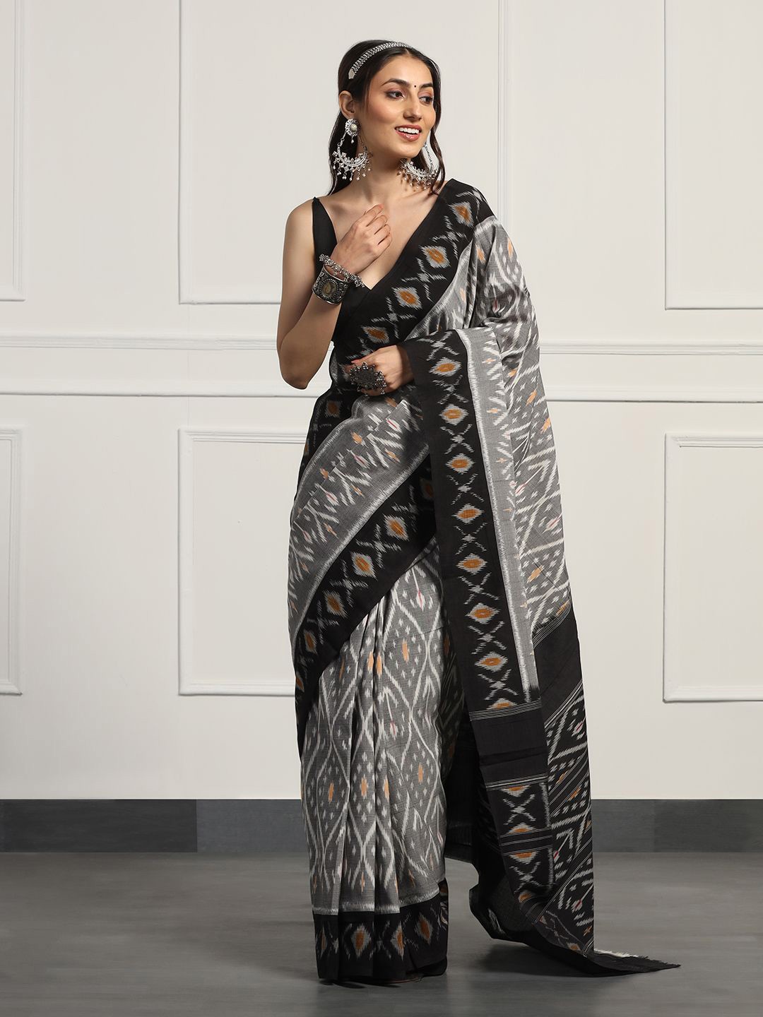 

ADITRI Handloom Pure Cotton Handloom Ikat Saree, Grey