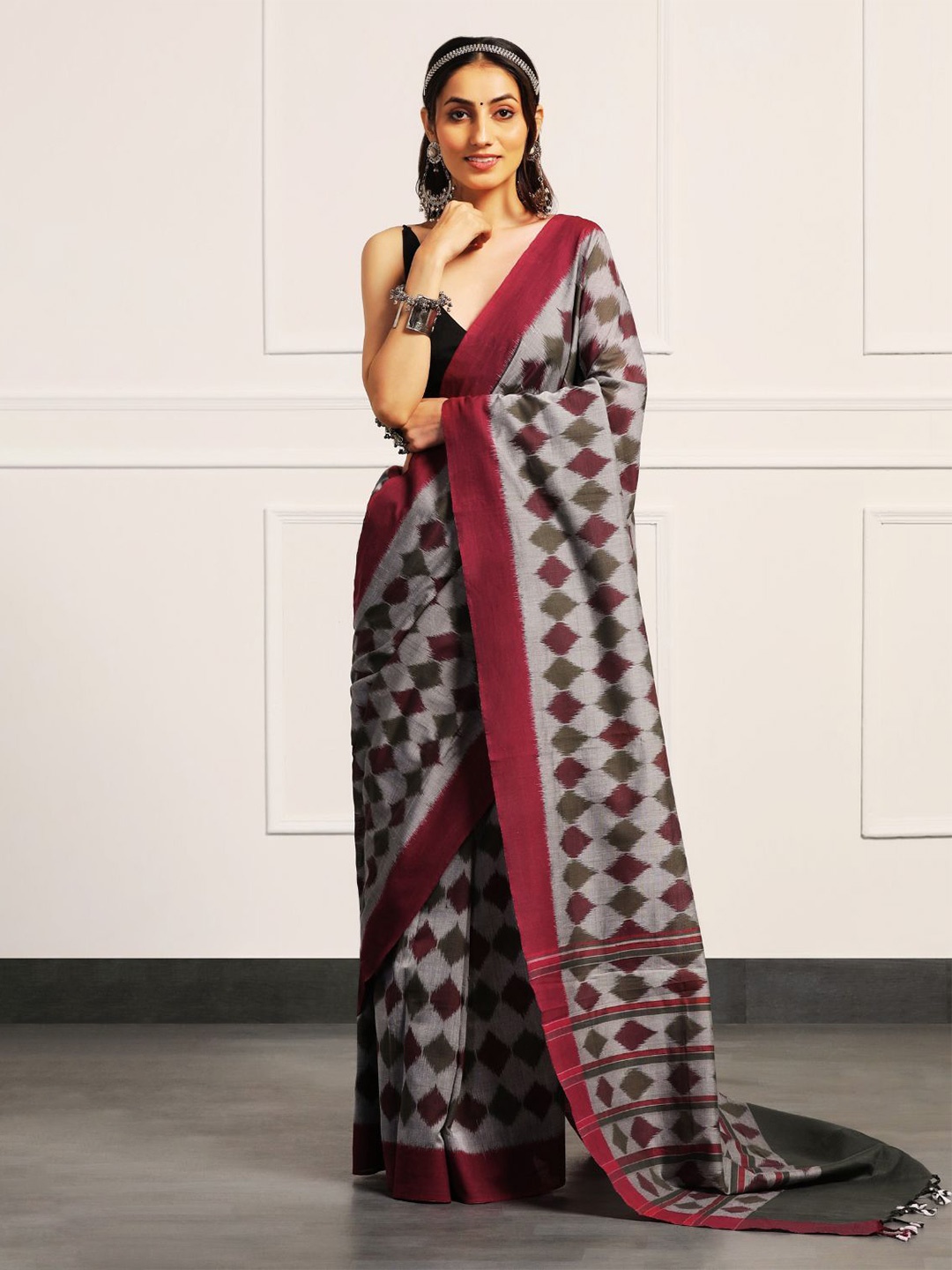 

ADITRI Handloom Pure Cotton Handloom Ikat Saree, Grey