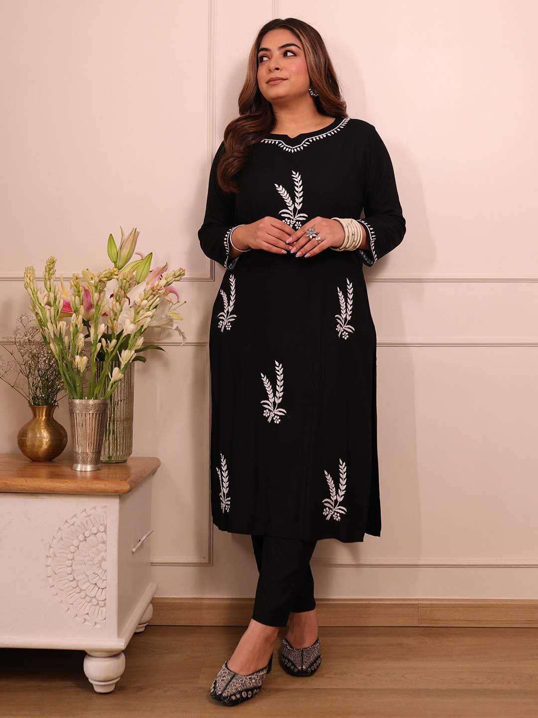 

House of Chikankari Women Embroidered Thread Work Kurta, Black