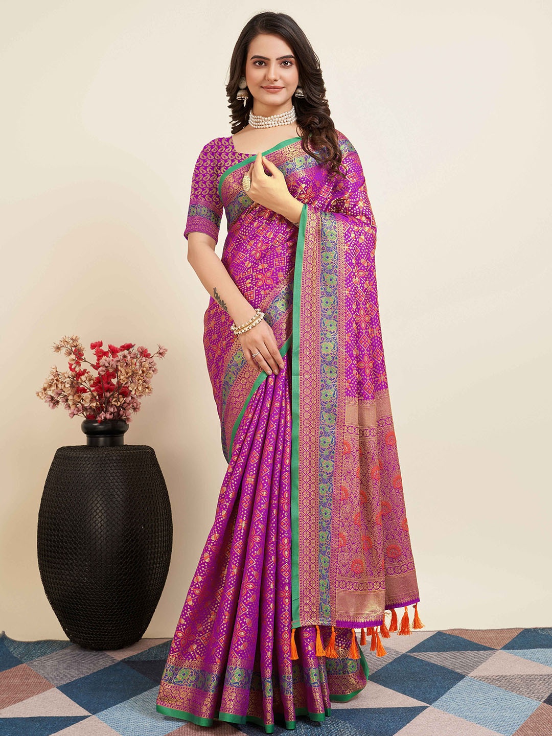 

HEER FASHION Ethnic Motifs Woven Design Zari Patola Saree, Magenta
