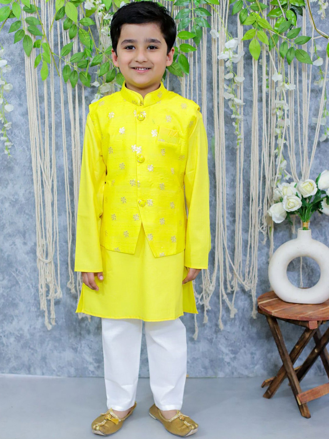 

BownBee Boys Mandarin Collar Pure Cotton Straight Kurta & Pyjamas With Nehru Jacket, Yellow