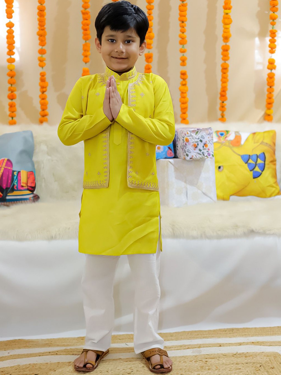 

BownBee Boys Ethnic Motifs Embroidered Thread Work Chanderi Silk Straight Kurta & Pyjama, Yellow