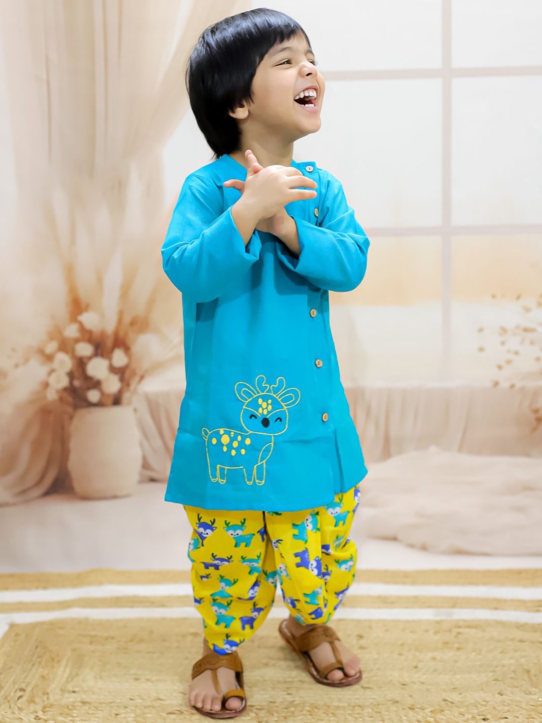 

BownBee Boys Ethnic Motifs Embroidered Regular Pure Cotton Kurta with Dhoti Pants, Green