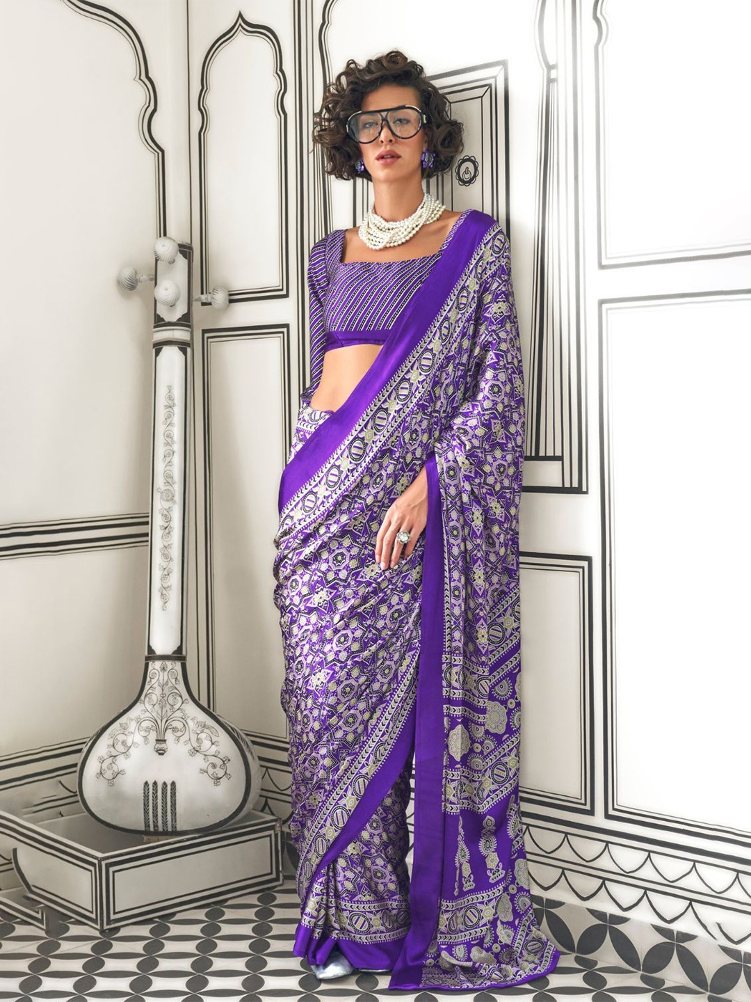 

DEVATITHI Ethnic Motifs Satin Saree, Violet