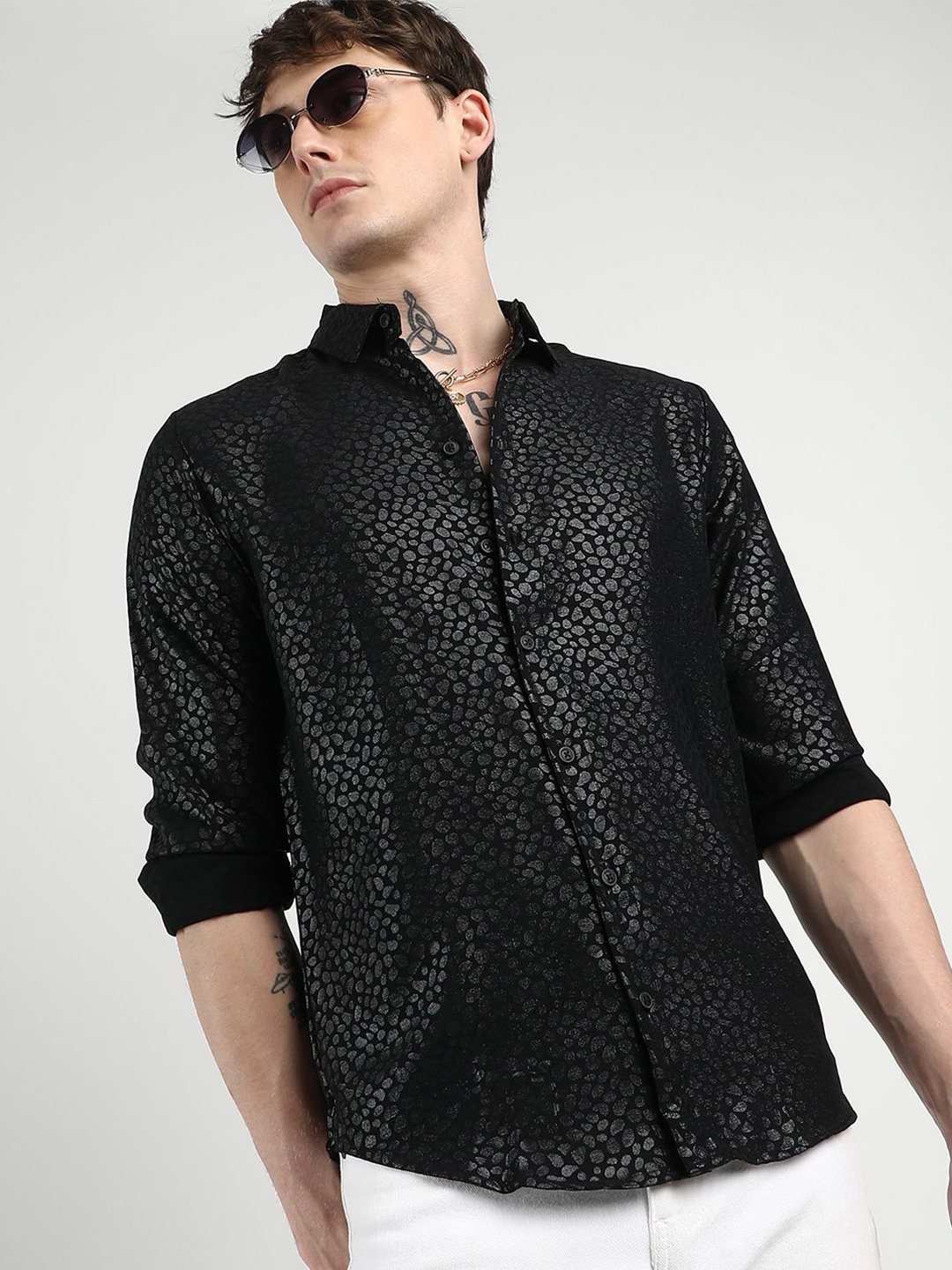 

Campus Sutra Men Micro Ditsy Printed Comfort Spread Collar Pavement Casual Shirt, Black