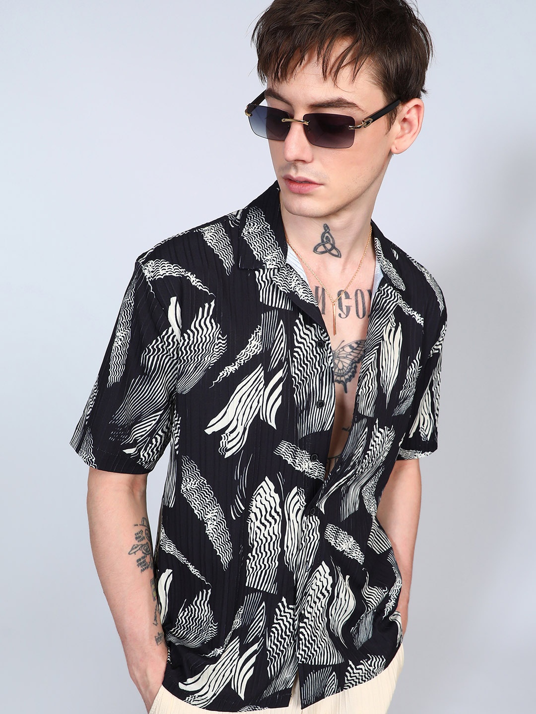 

Campus Sutra Men Comfort Foliage Printed Cuban Collar Oversized Casual Shirt, Black