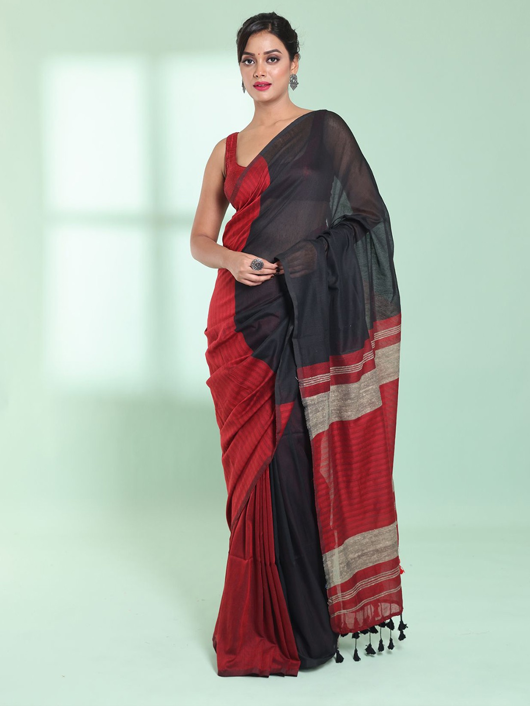 

Charukriti Colourblocked Pure Cotton Saree, Black