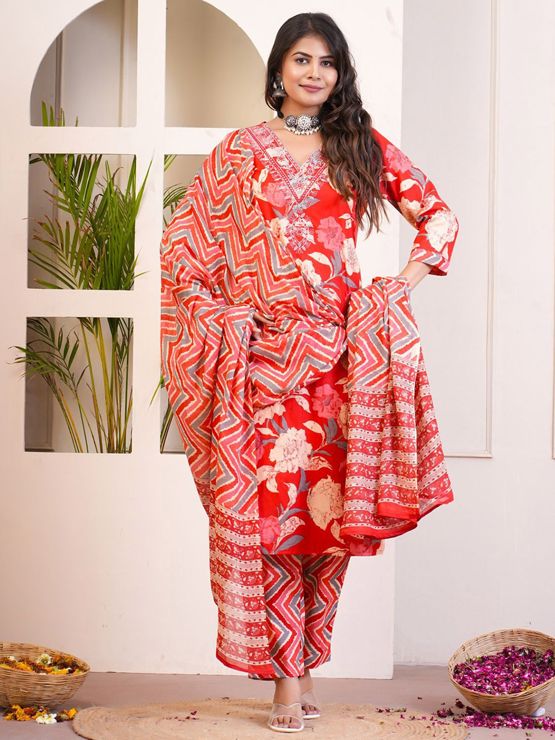 

GULABI LEAF Floral Printed Regular Pure Cotton Kurta with Trousers & Dupatta, Red