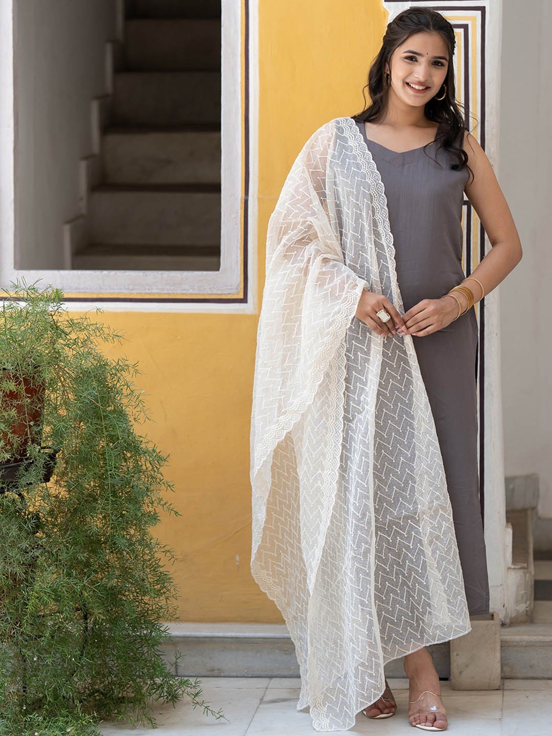 

ASPORA Sweetheart Neck Regular Thread Work Pure Silk Kurta With Trousers & Dupatta, Grey