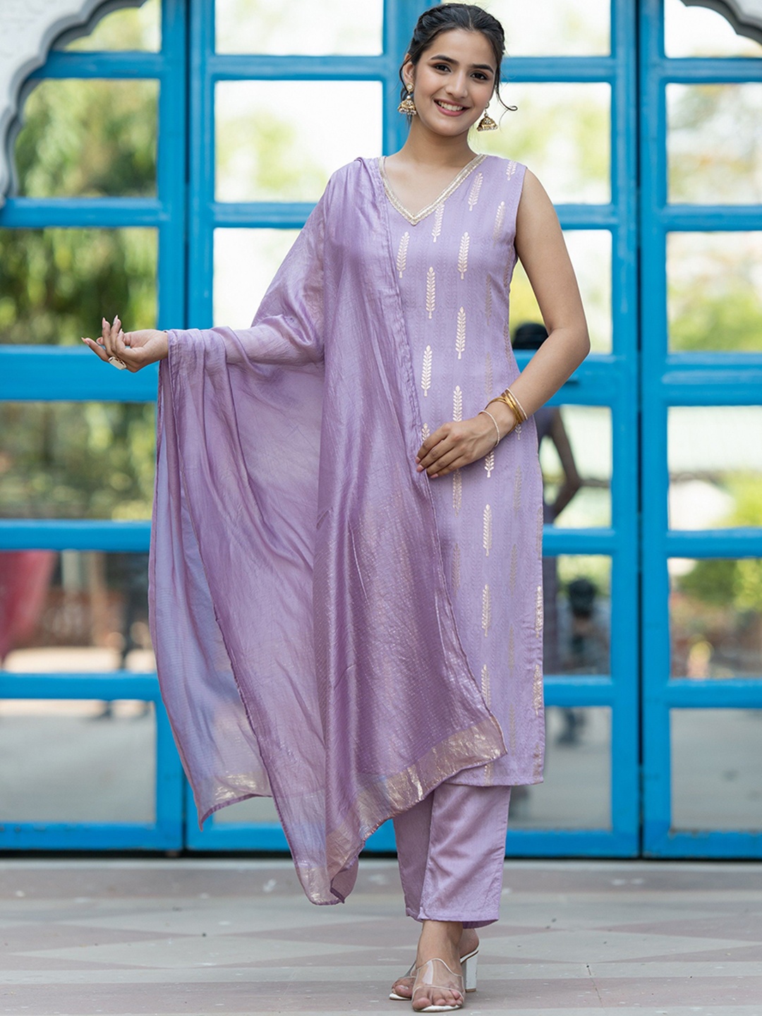 

ASPORA Floral Woven Design Regular Gotta Patti Pure Silk Kurta With Trousers & Dupatta, Lavender