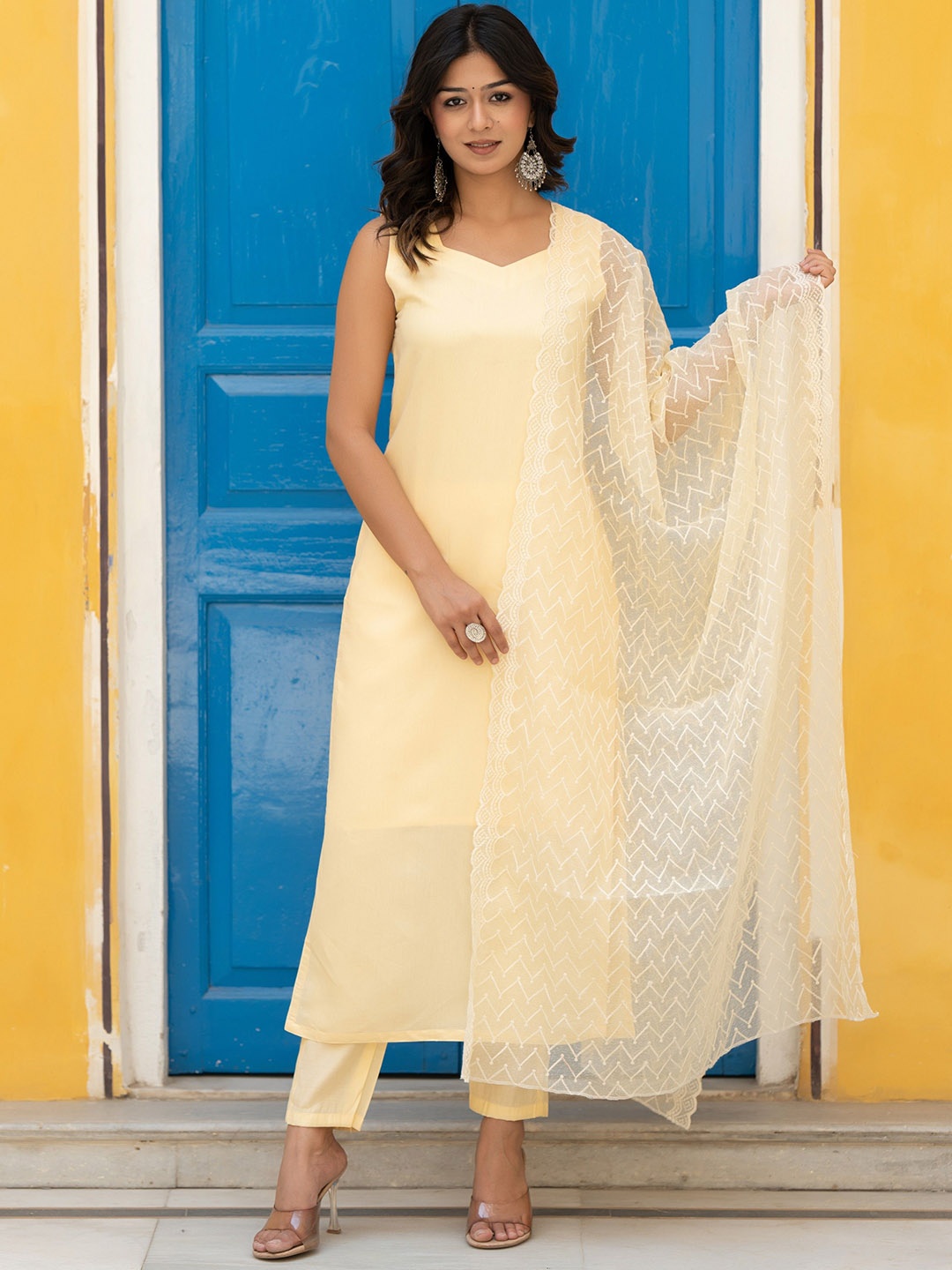 

ASPORA Sweetheart Neck Regular Thread Work Pure Silk Kurta With Trousers & Dupatta, Yellow