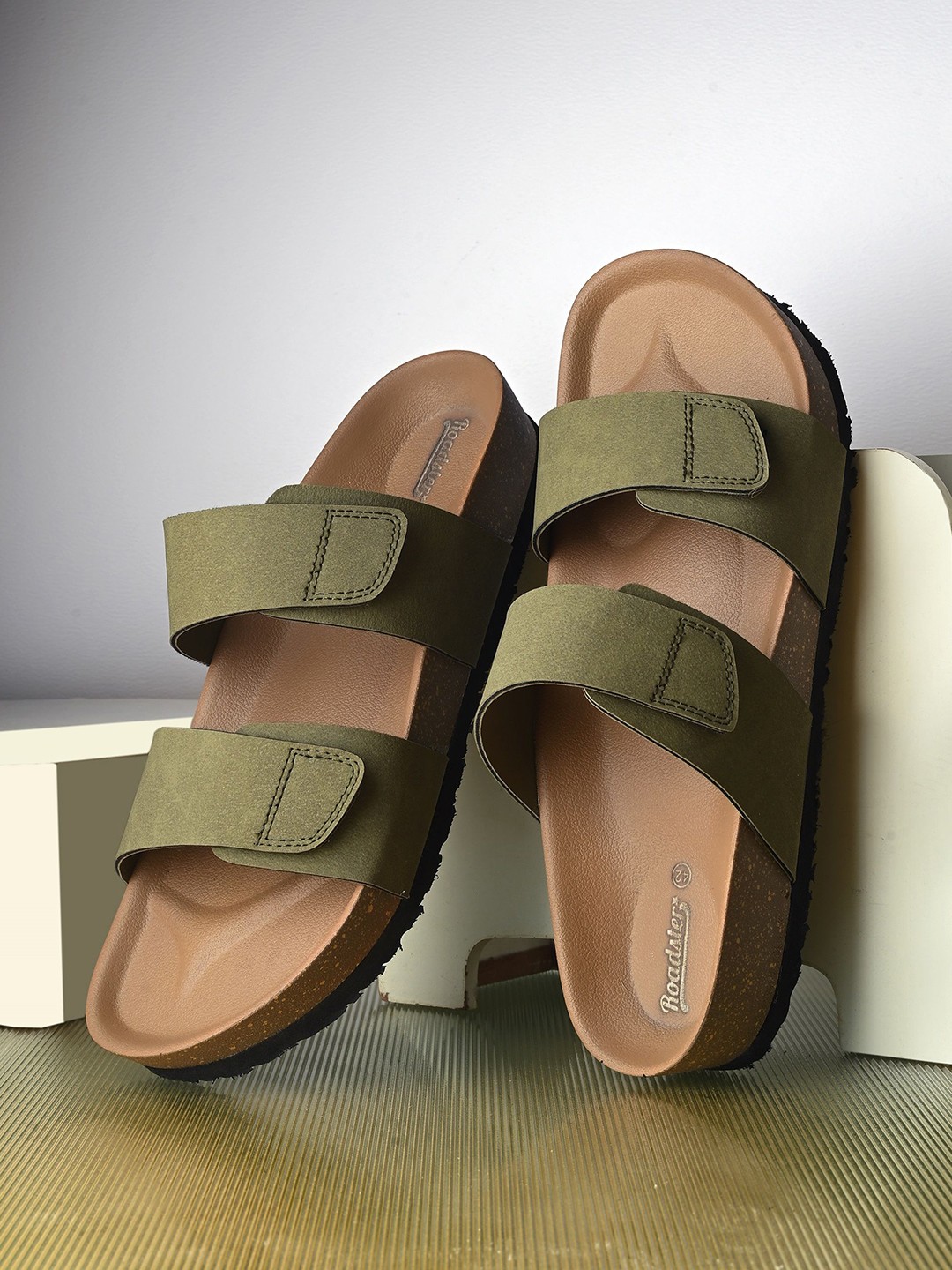 

The Roadster Lifestyle Co. Men Olive Green Comfort Sandals