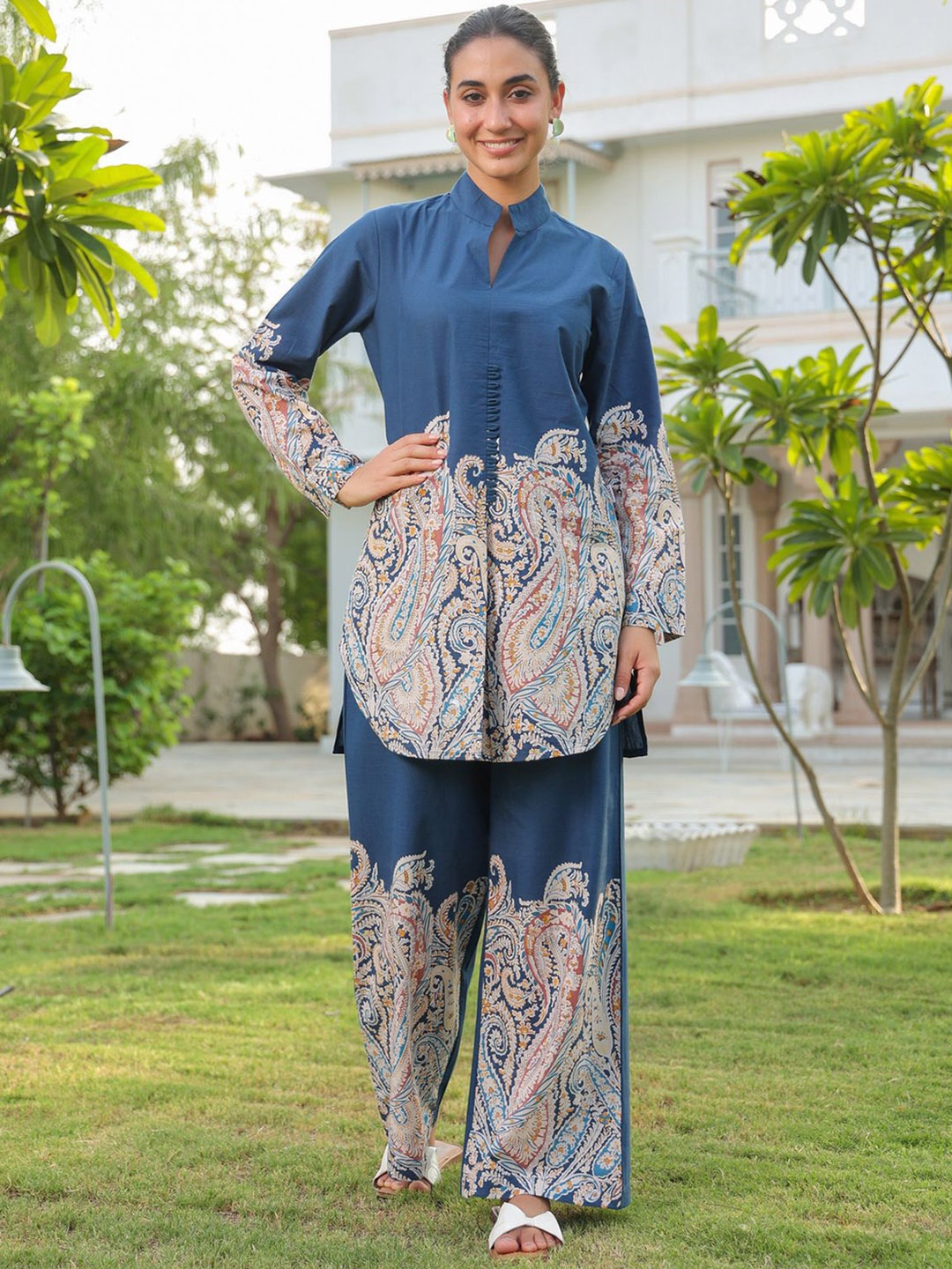 

JISORA Blue & White Ethnic Motifs Printed Mandarin Collar Pure Cotton Top With Palazzo