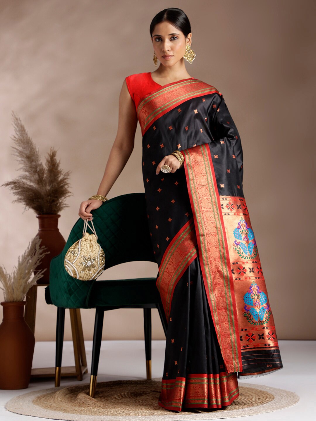 

JUST FASHION Woven Design Zari Paithani Saree, Black