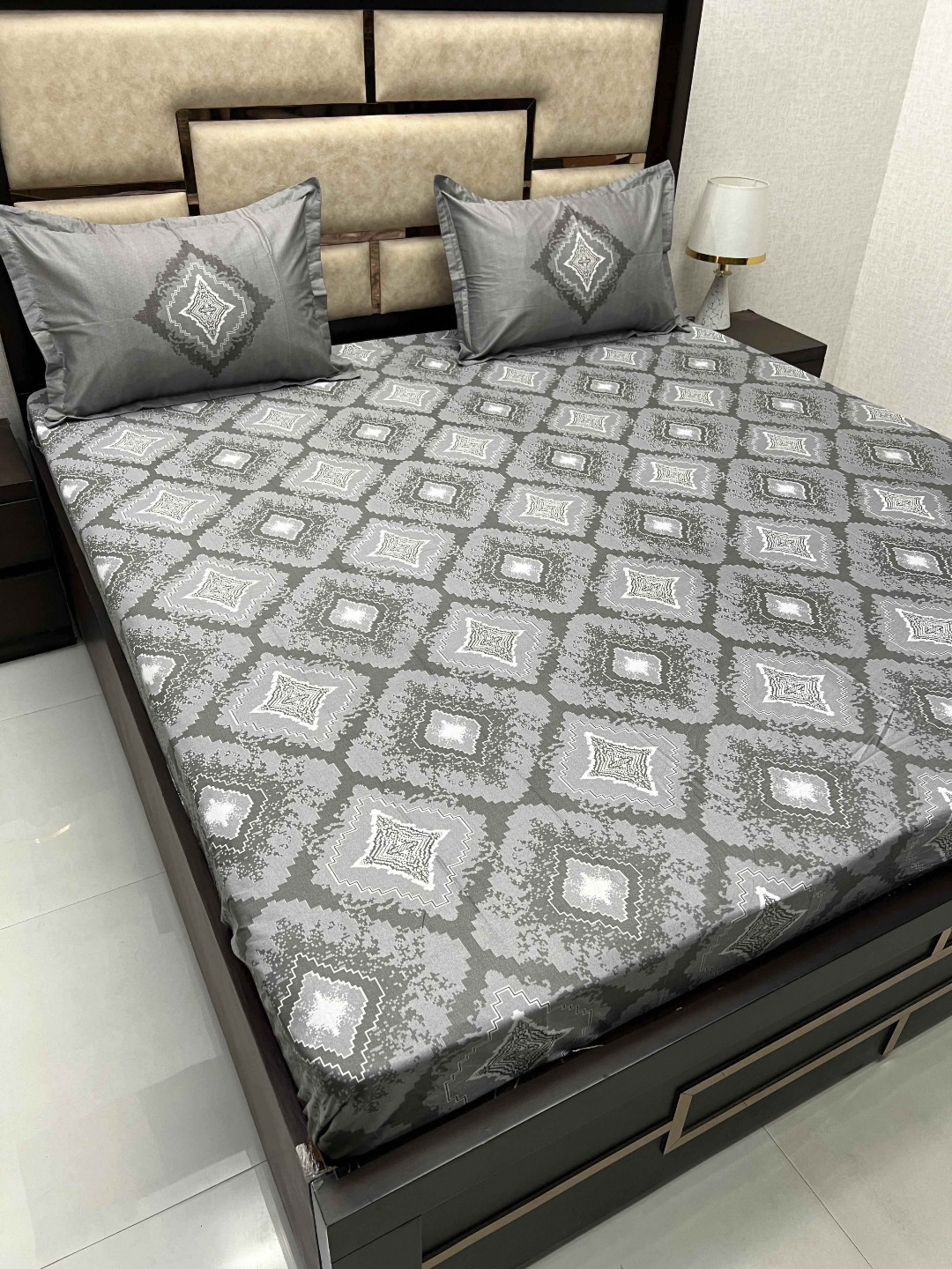

Pure Decor Grey & White 330 TC Pure Cotton King Bedsheet with 2 Pillow Covers