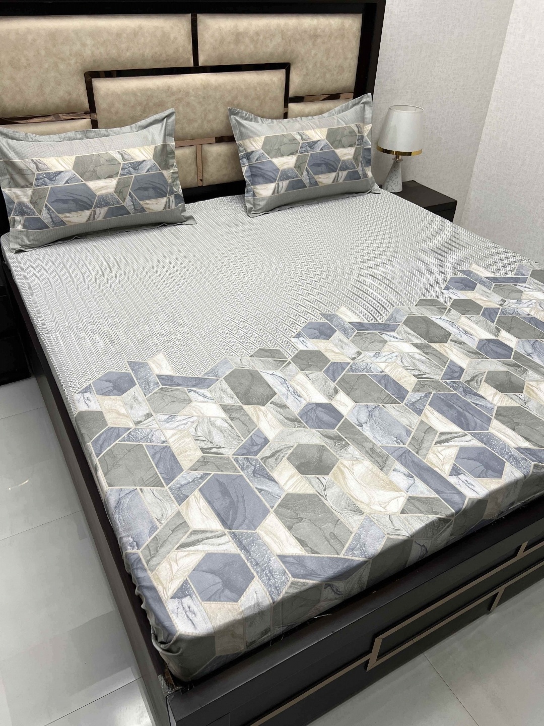 

Pure Decor Grey & White Geometric 330 TC Pure Cotton King Bedsheet with 2 Pillow Covers